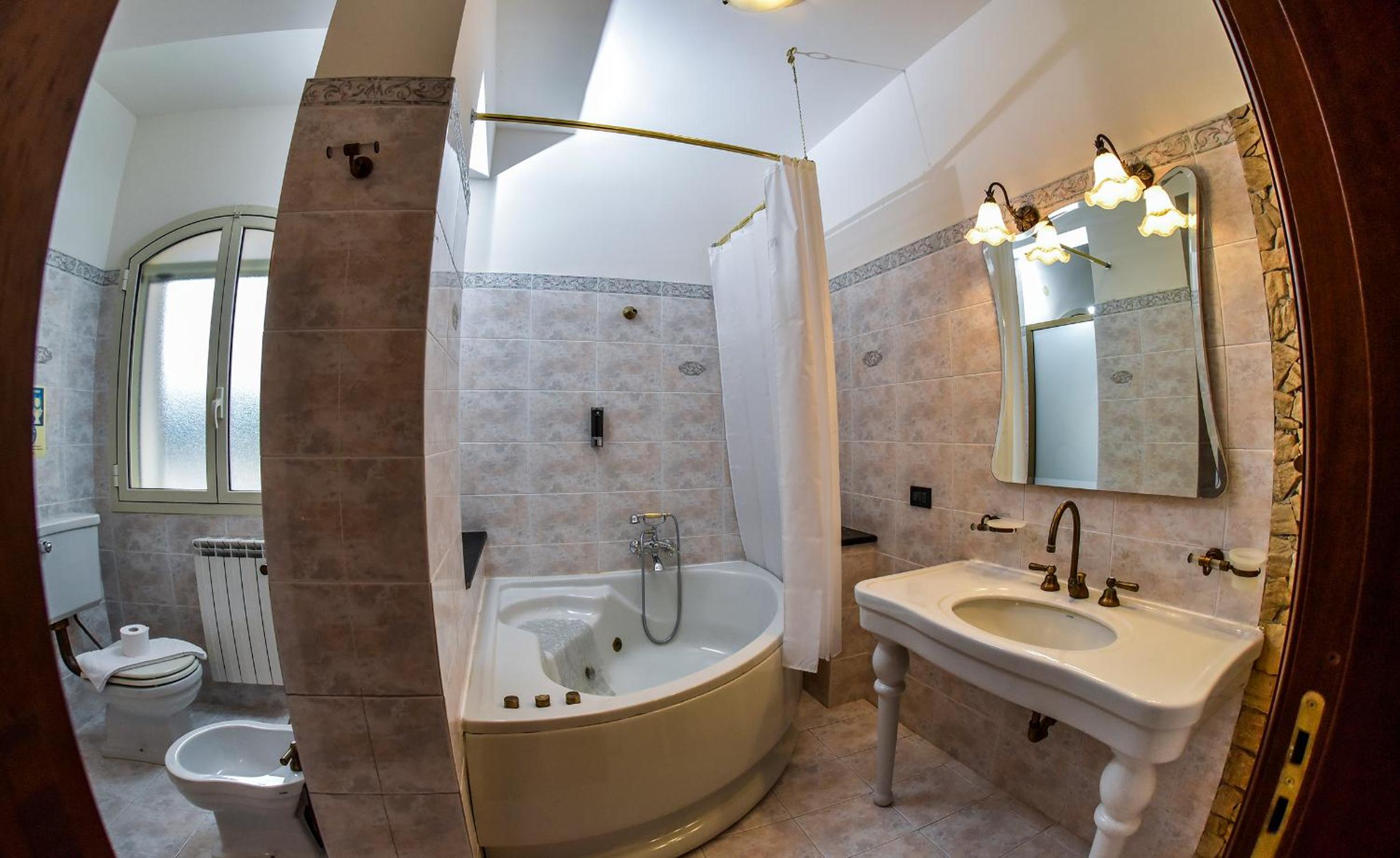 Deluxe Suite with Spa Bath - Photo 9