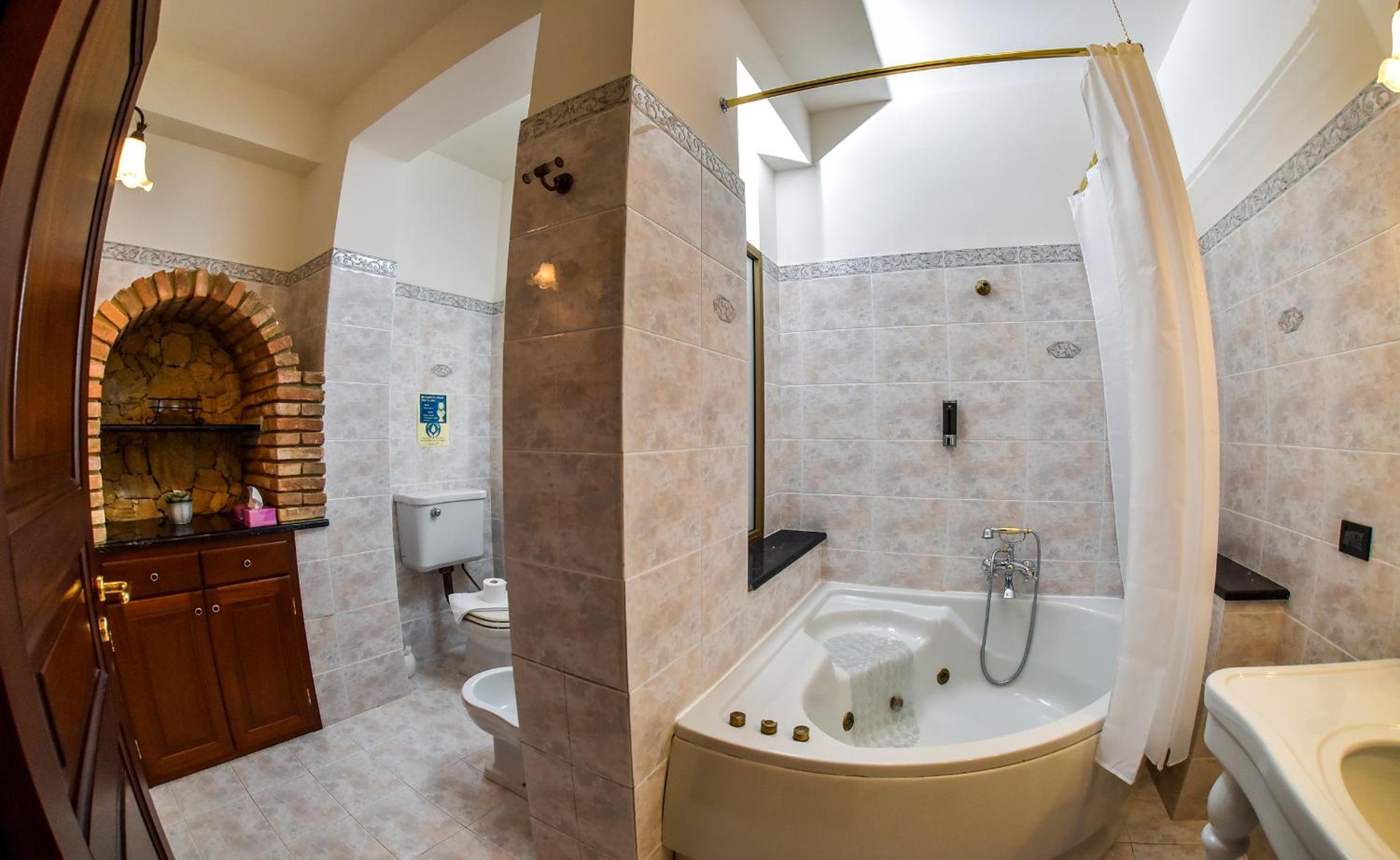 Deluxe Suite with Spa Bath - Photo 8
