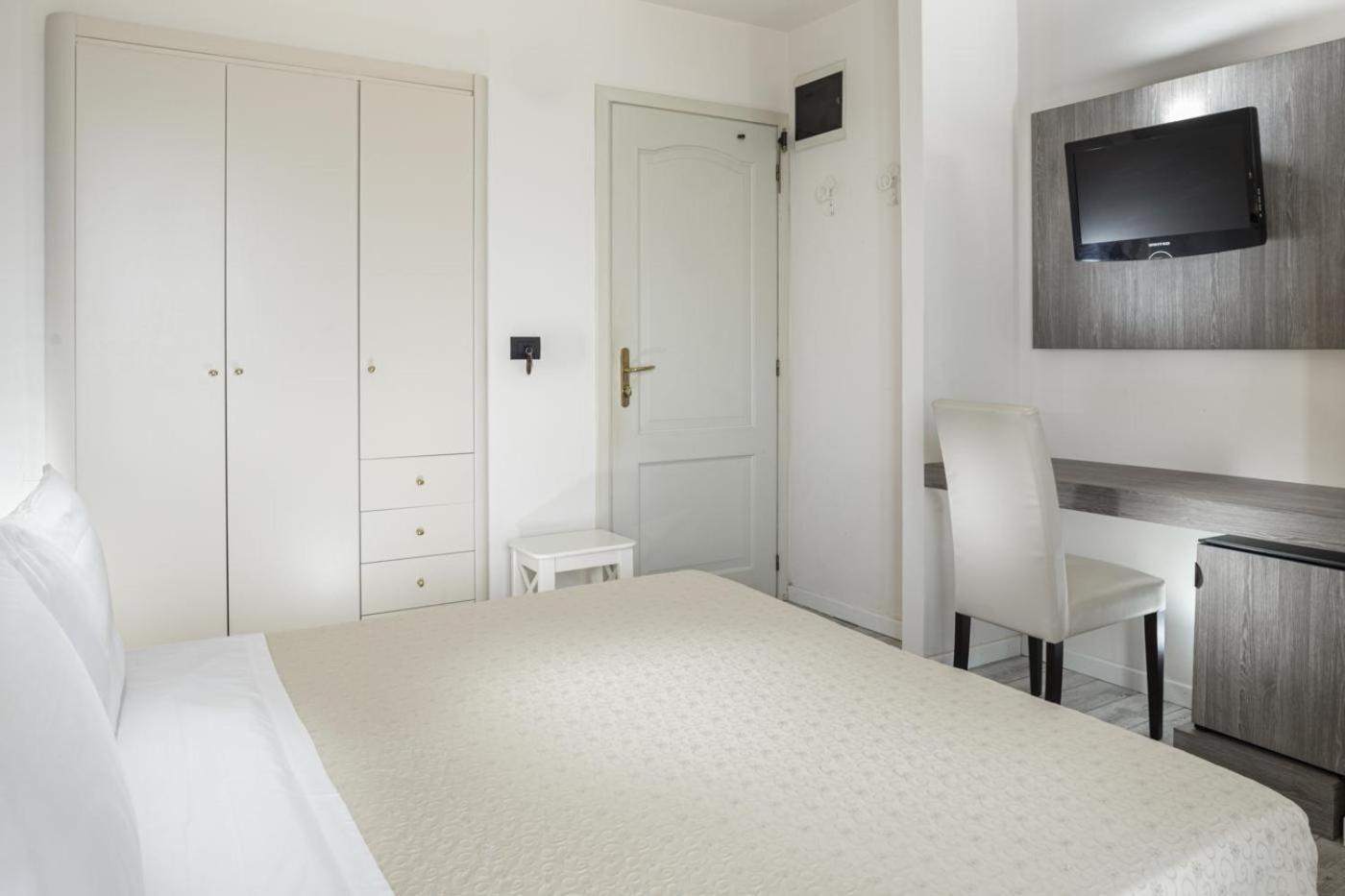 Double or Twin Room with Sea View photo 1