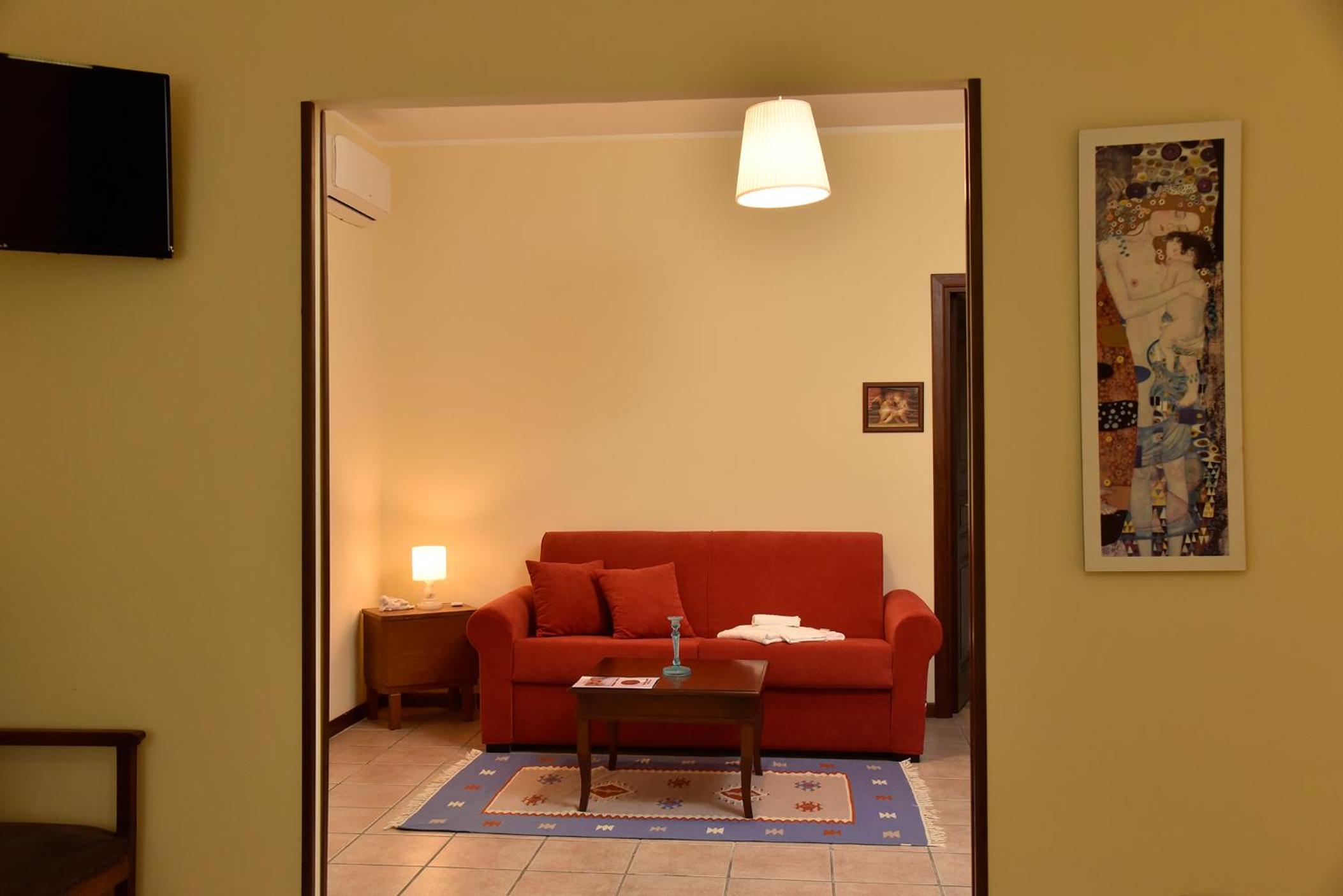 Family Room with Private Bathroom - Photo 2