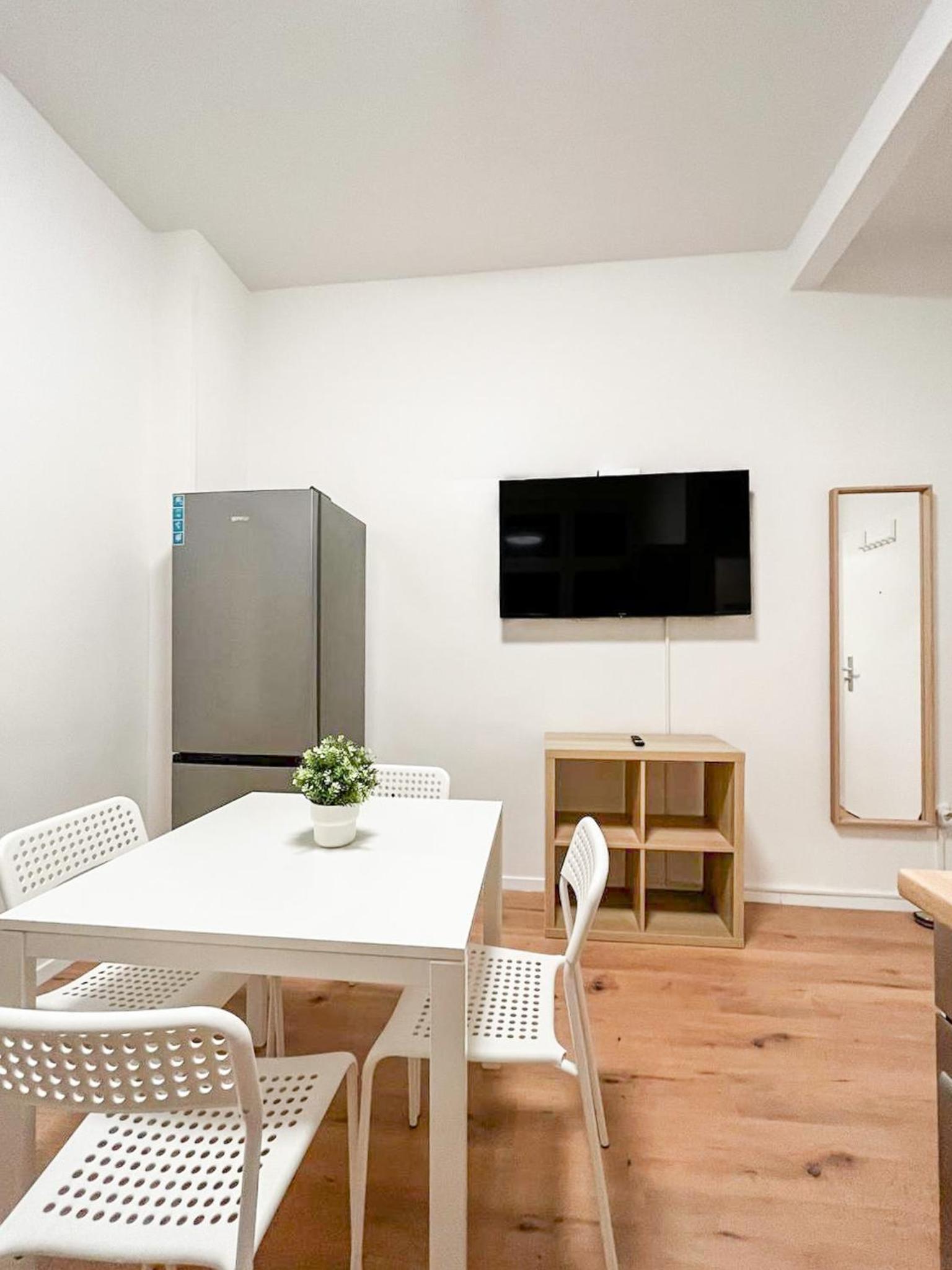 One-Bedroom Apartment - Non-Smoking photo 2