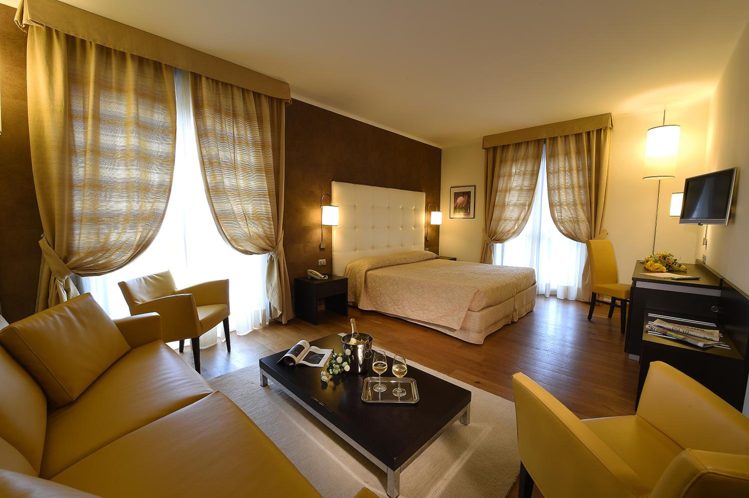Junior Suite with Balcony - Photo 1
