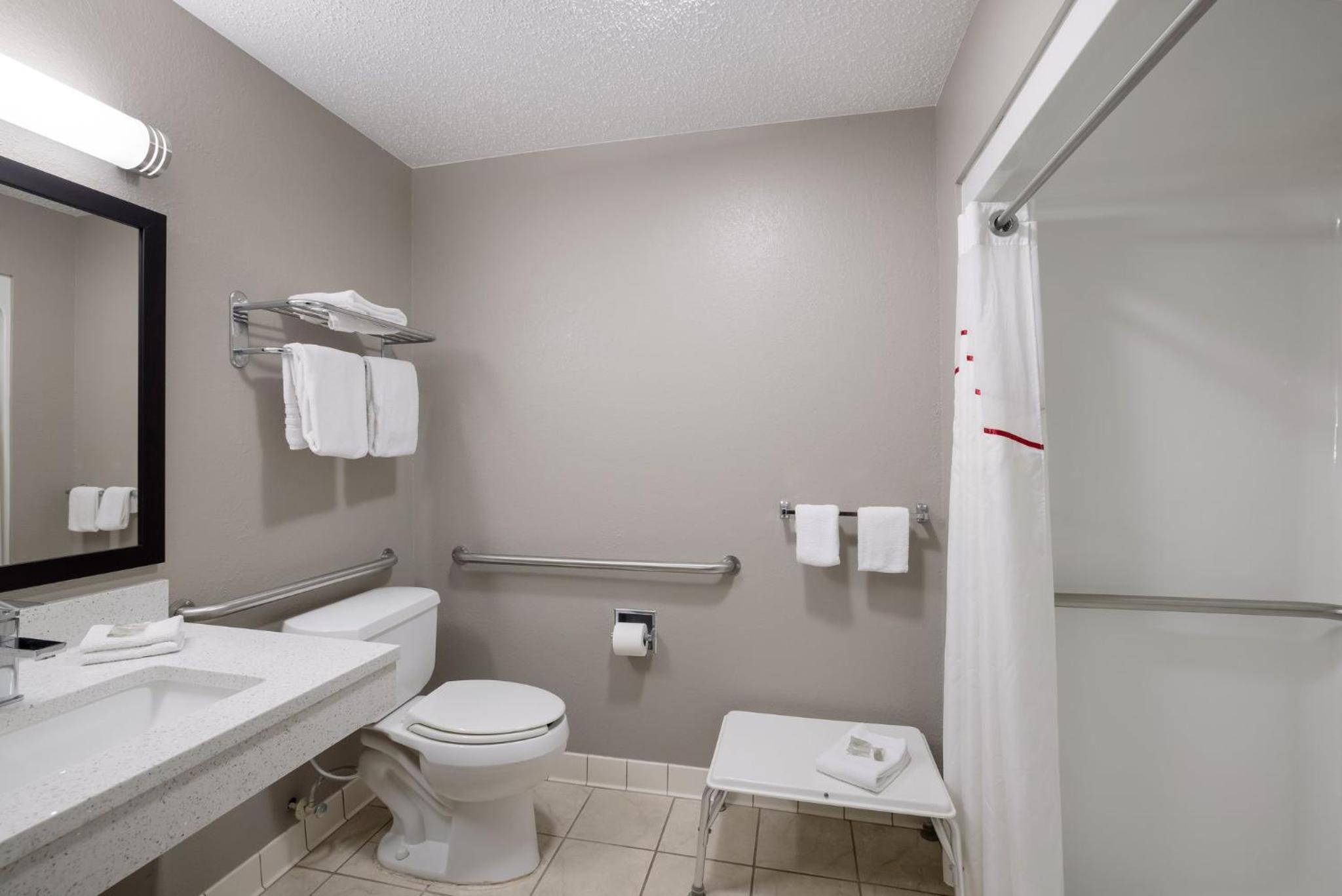 Superior King Room Disability Access Roll-In Shower Non-Smoking - Photo 5