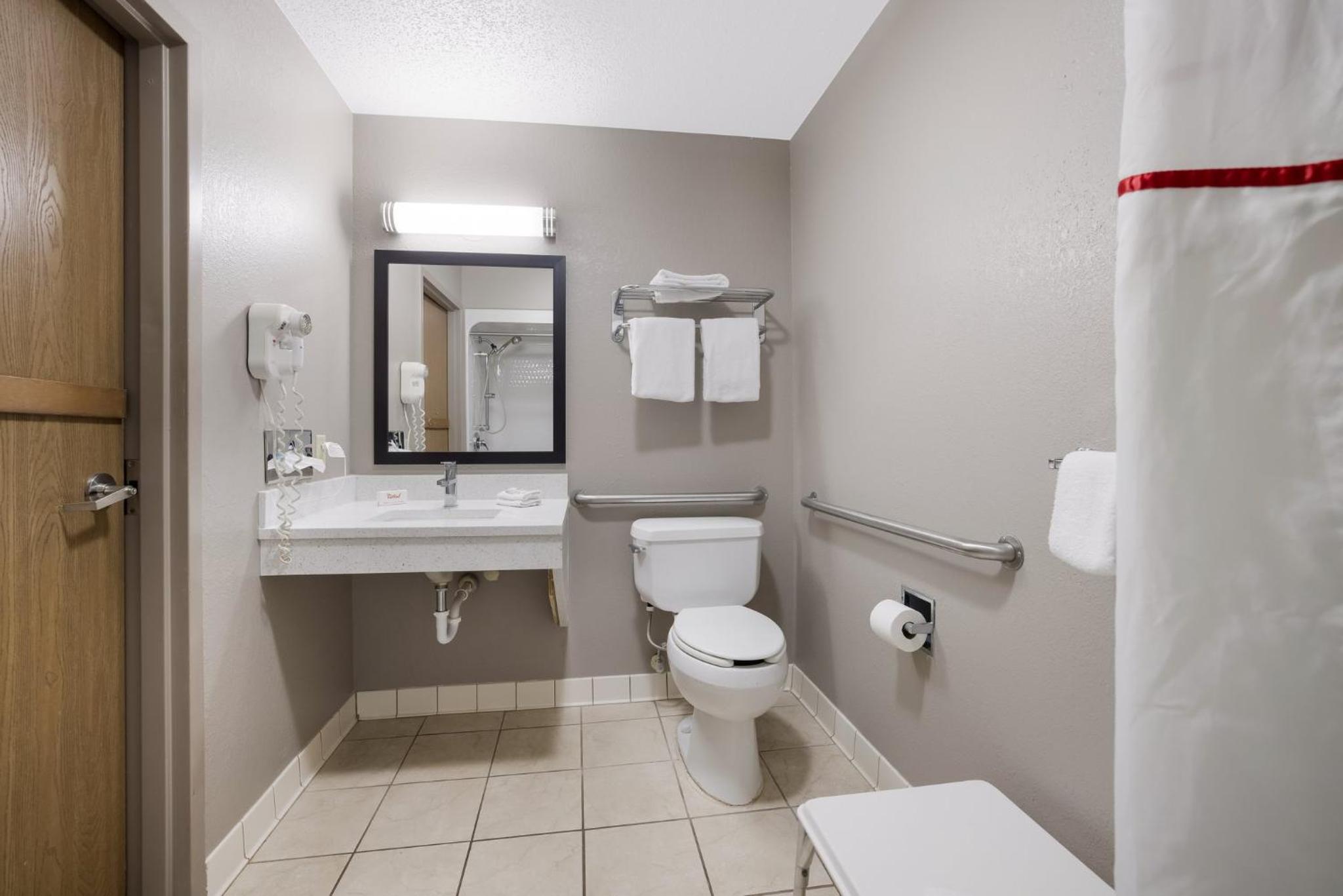 Superior King Room Disability Access Roll-In Shower Non-Smoking - Photo 2
