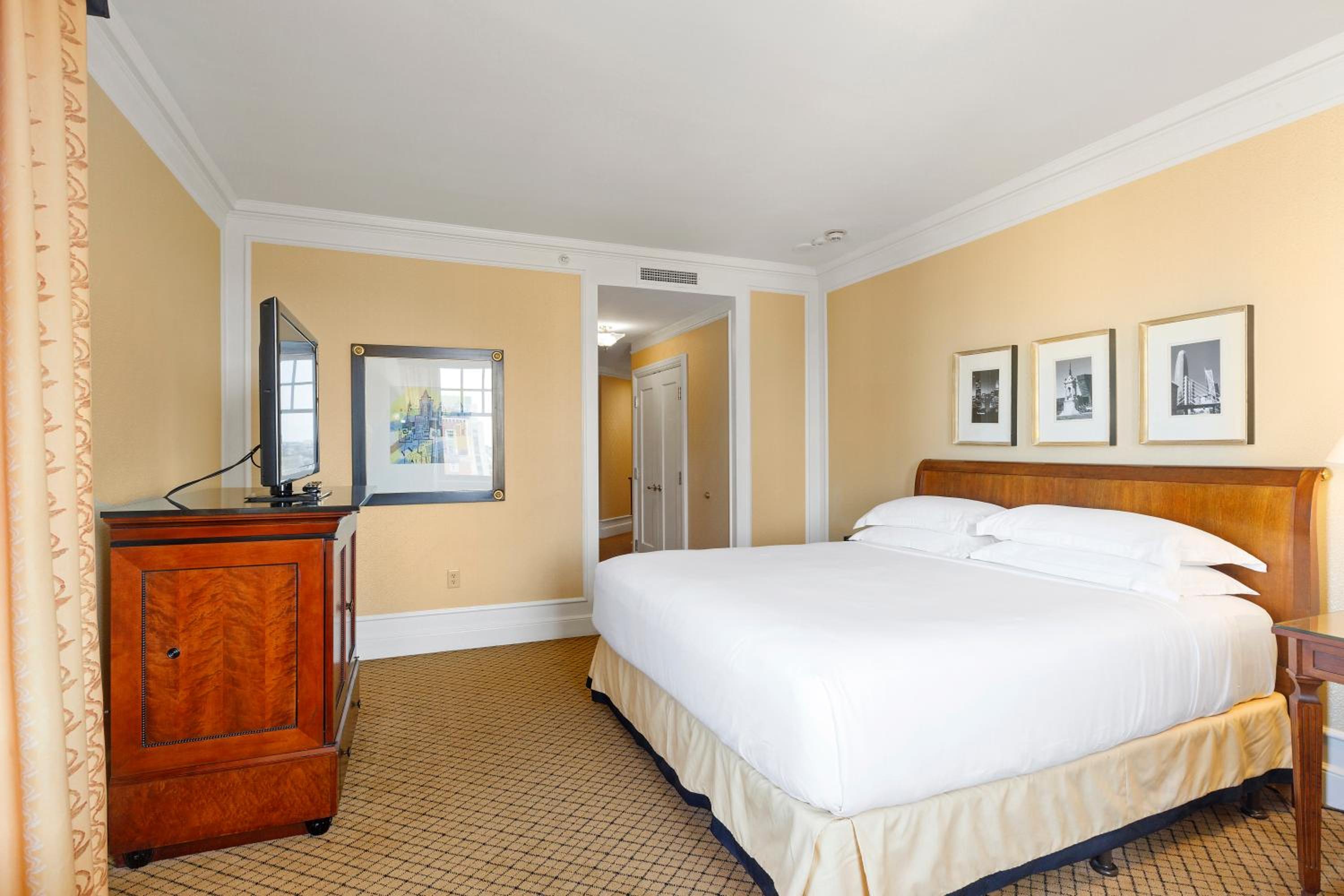 Classic King Room with Corner View - Photo 1