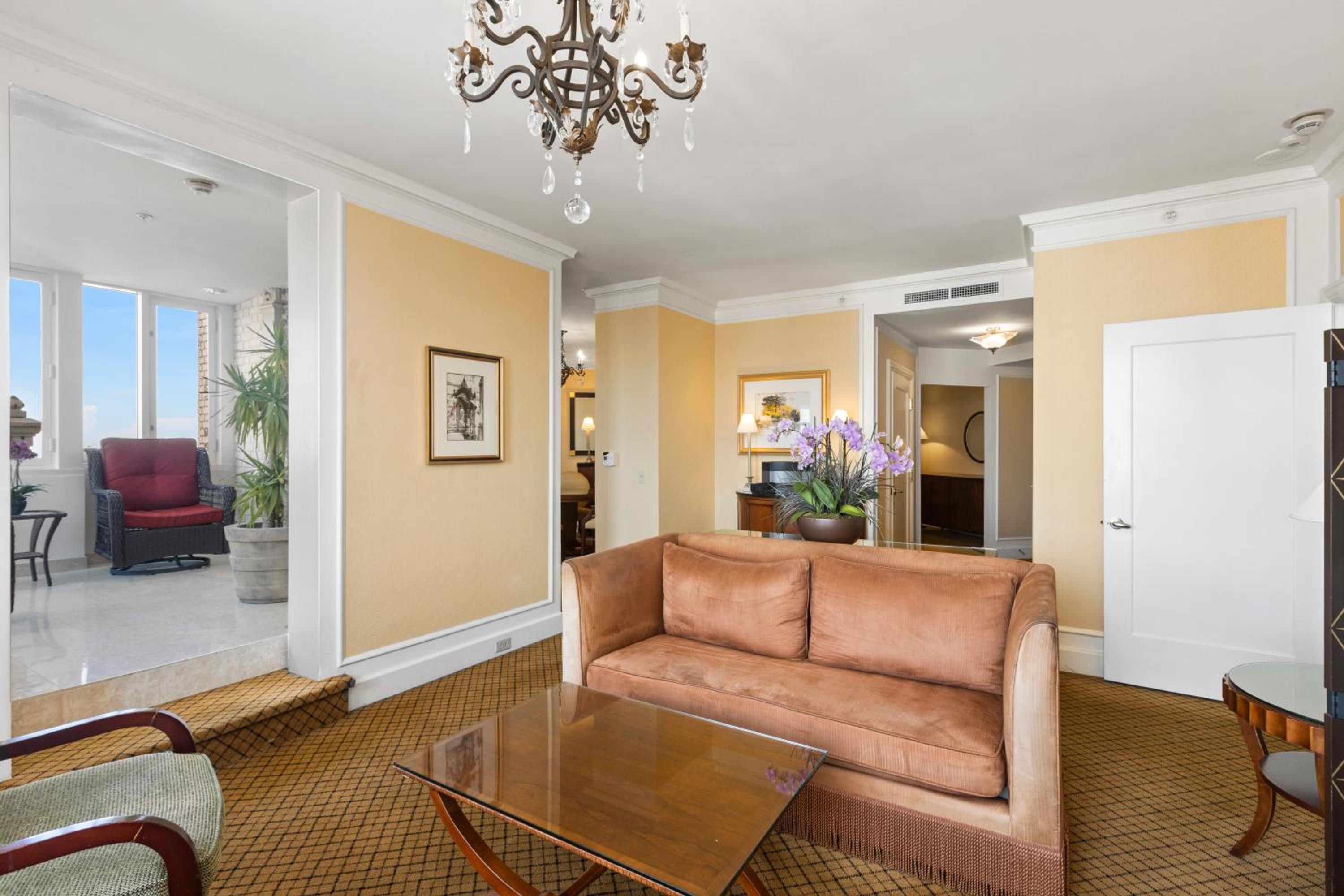 One-Bedroom Suite with Sunroom Access