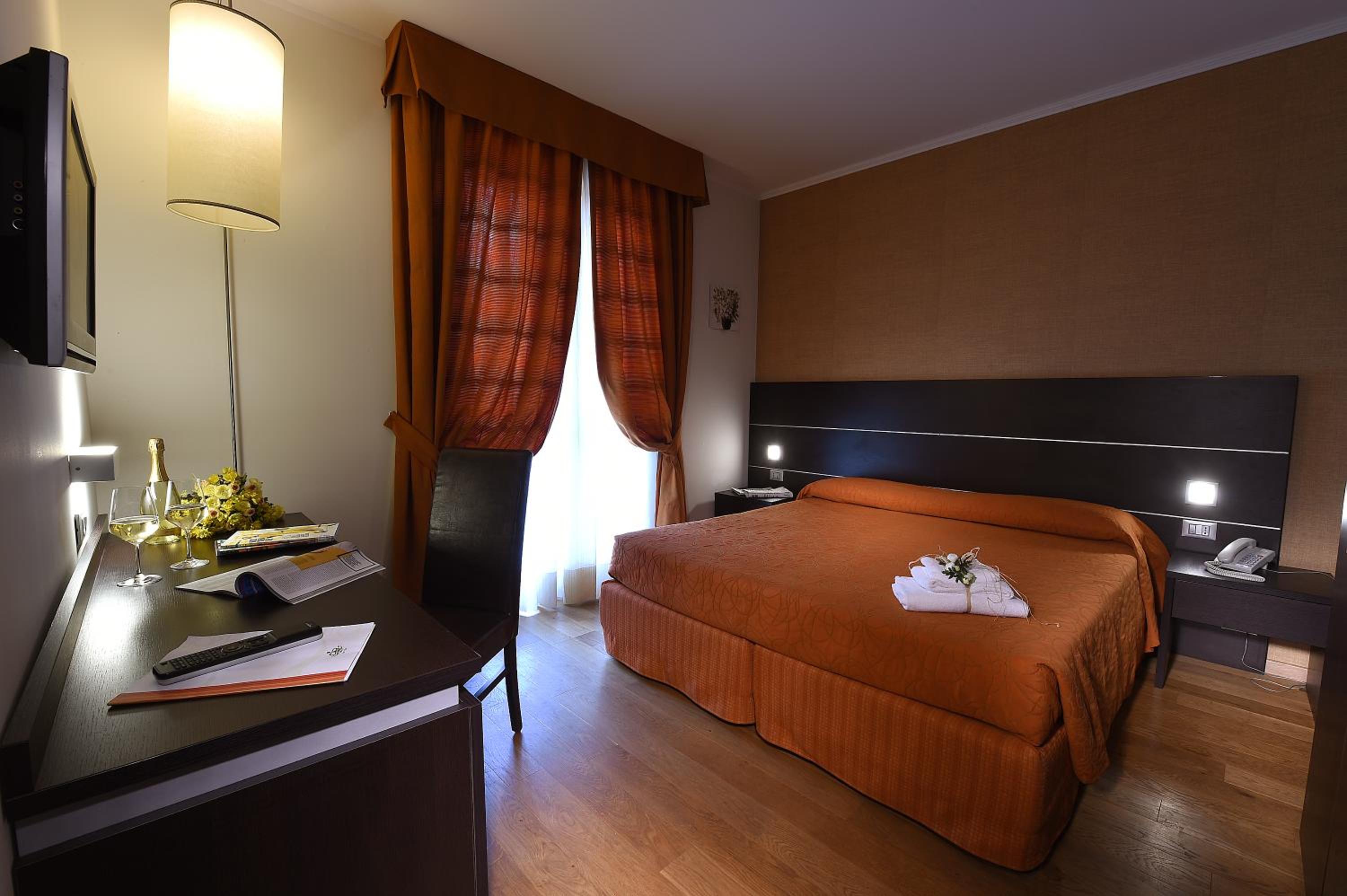 Standard Double or Twin Room - Photo 5