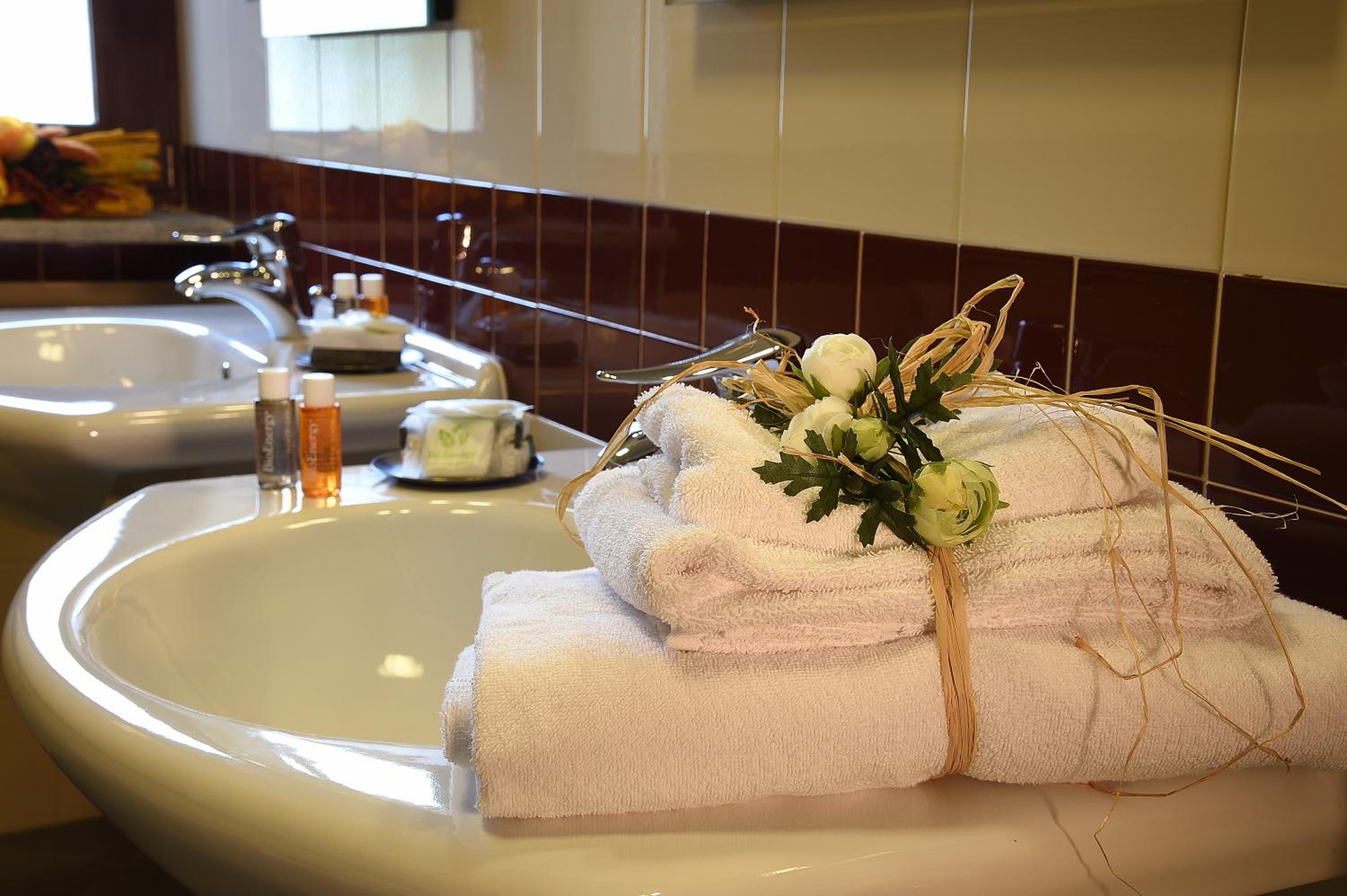 Junior Suite with Balcony - Photo 4