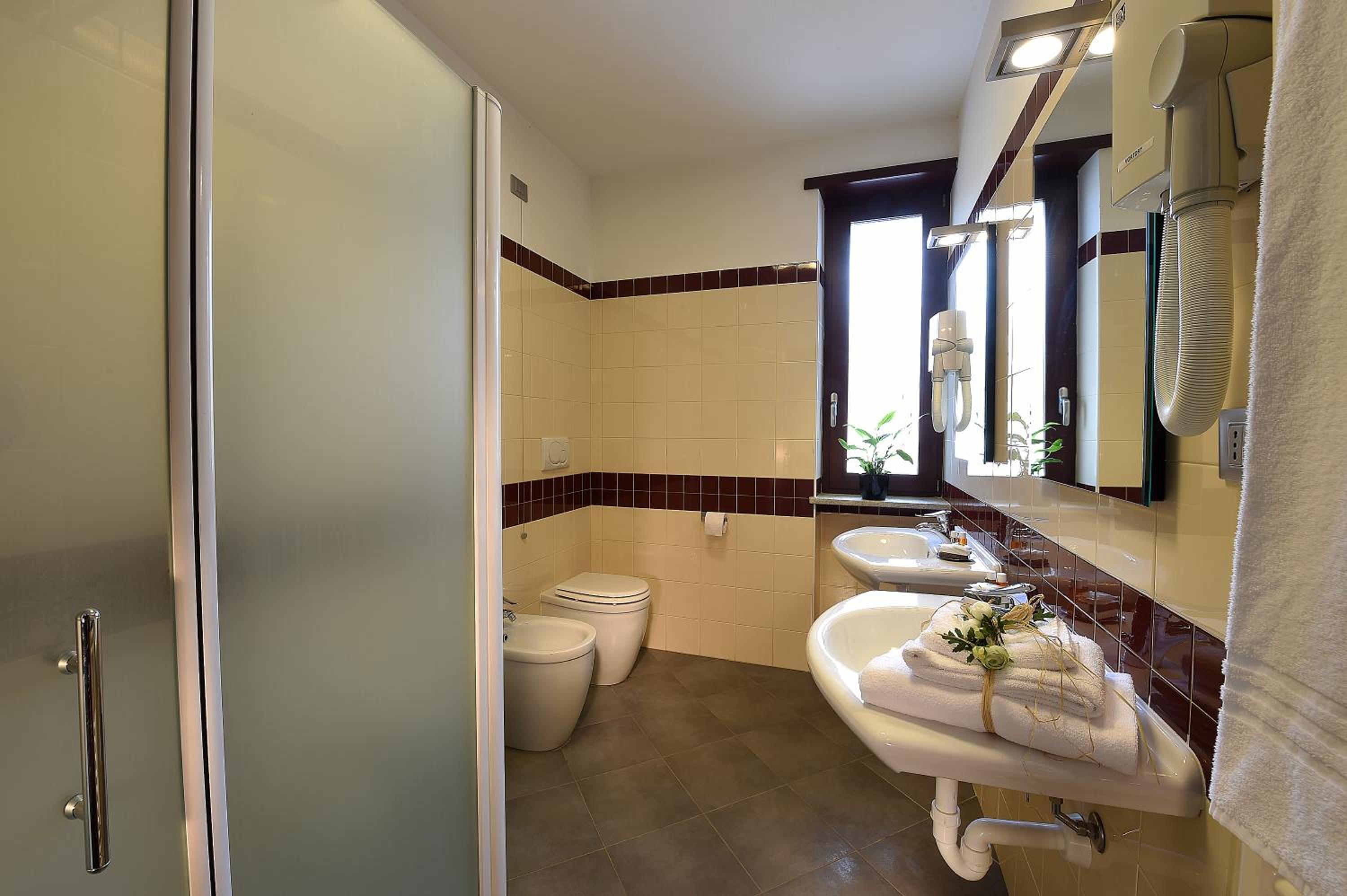 Junior Suite with Balcony - Photo 2