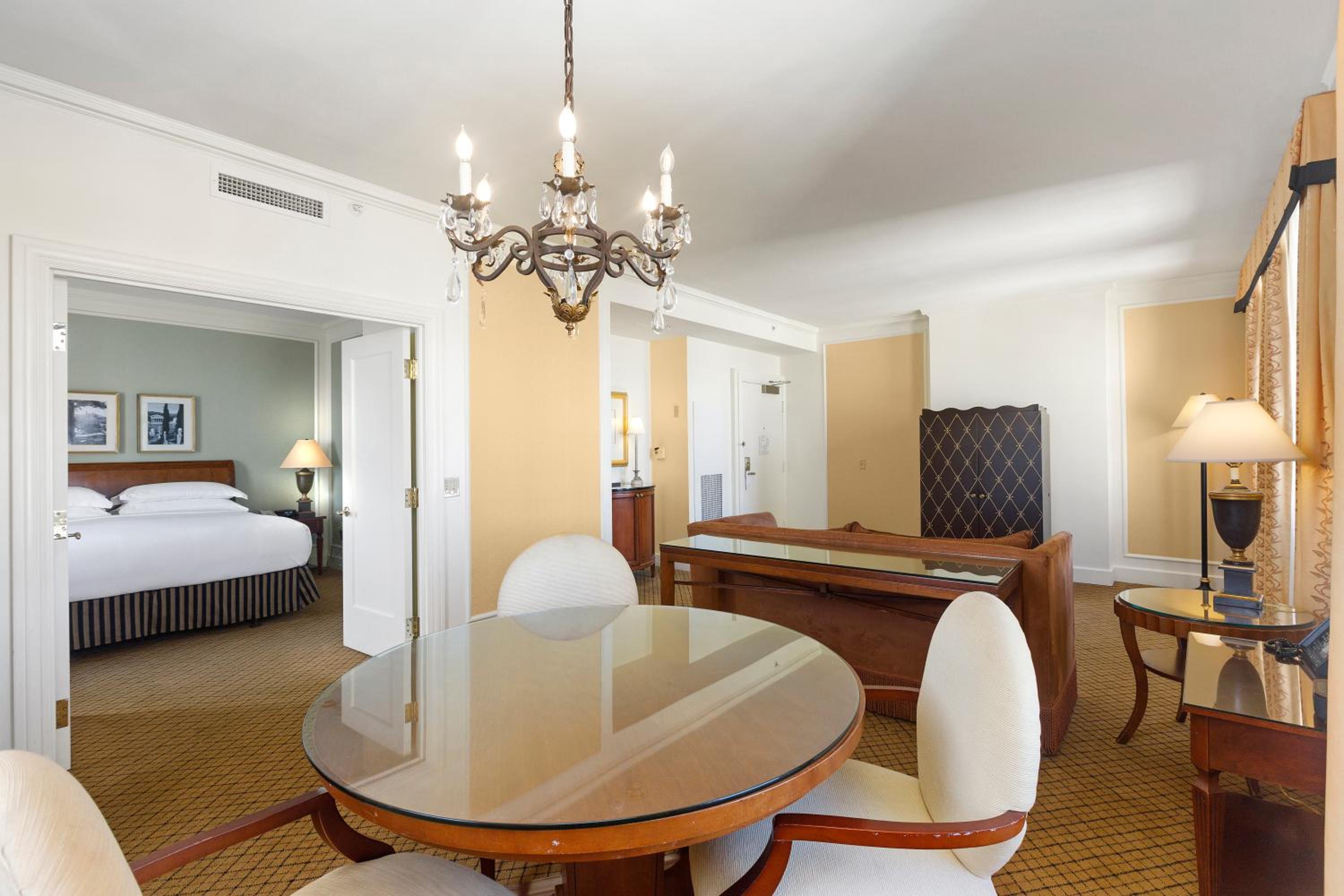 One-Bedroom Suite with Dining Area
