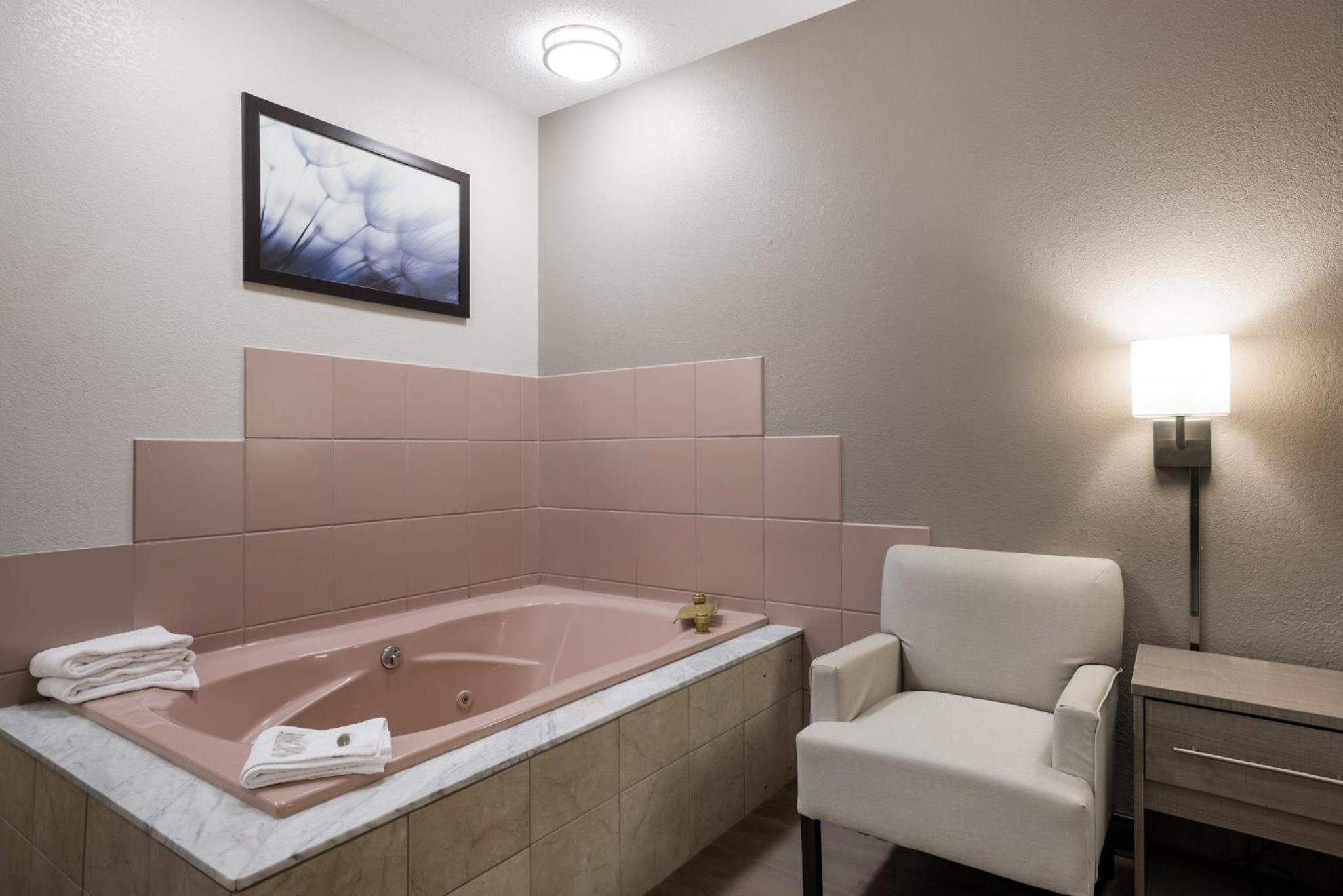 Superior King Room with Spa Bath Non-Smoking - Photo 6