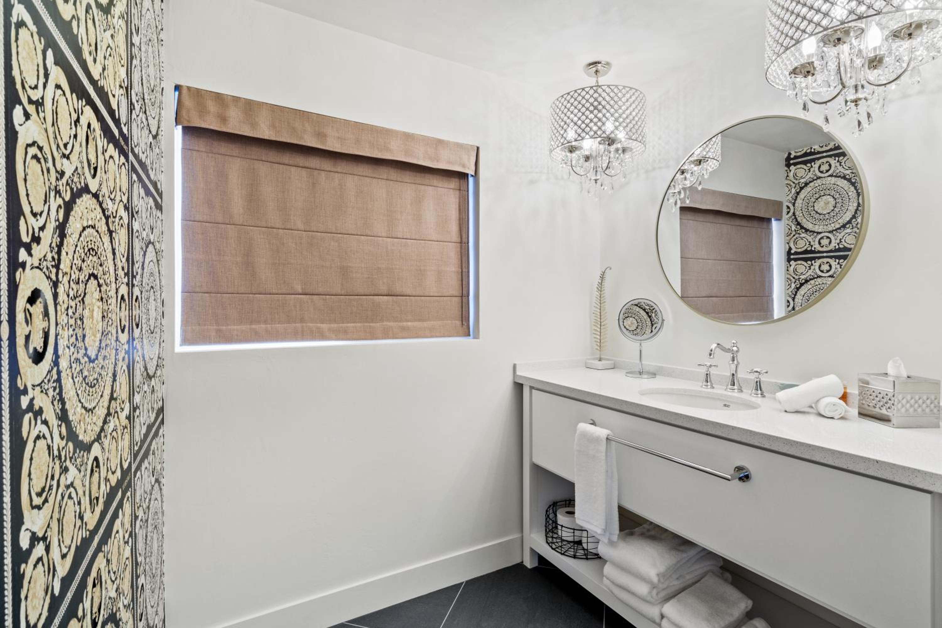 Deluxe King Room - Photo 6