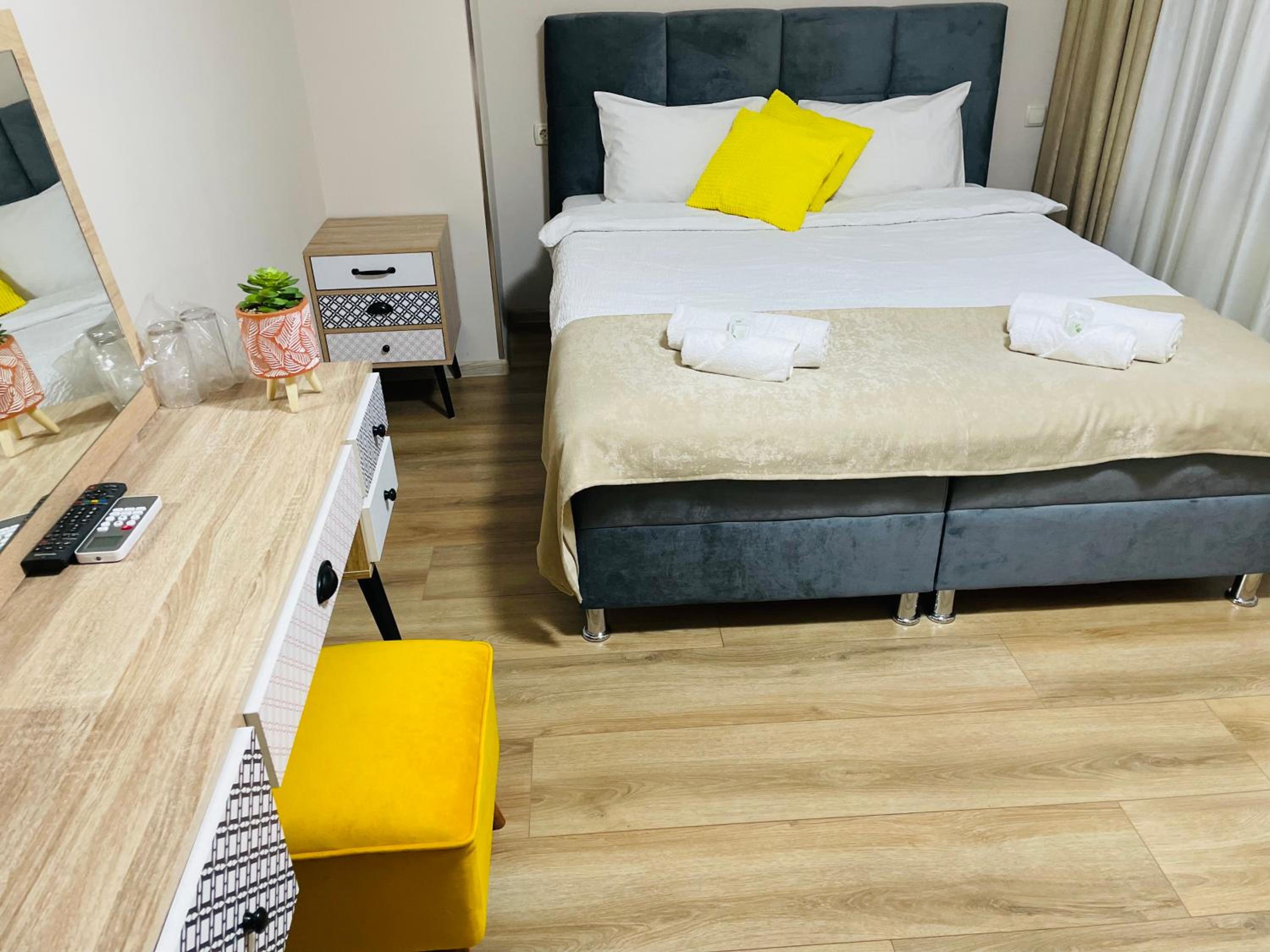 Double Room with Balcony (2 Adults + 1 Child) - Photo 1