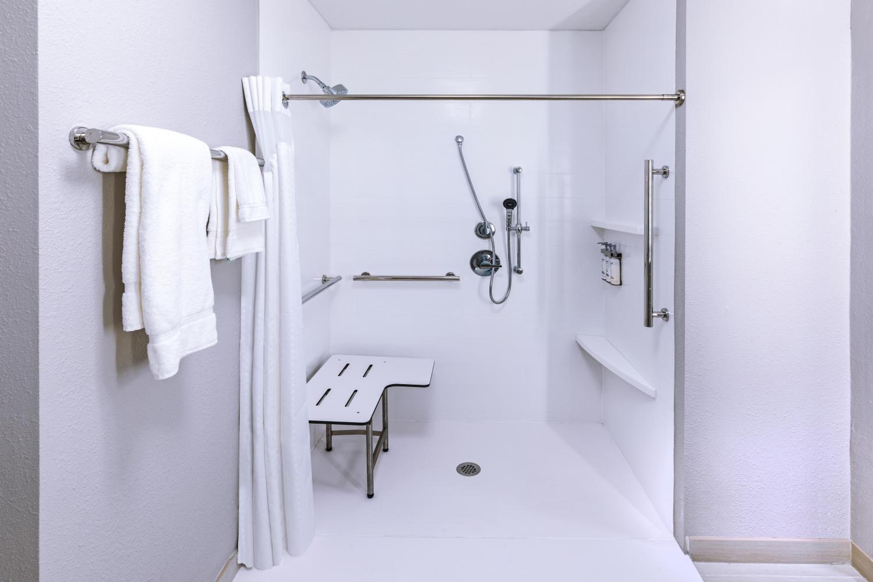 King Room - Mobility Access/Roll in Shower - Non-Smoking - Photo 6