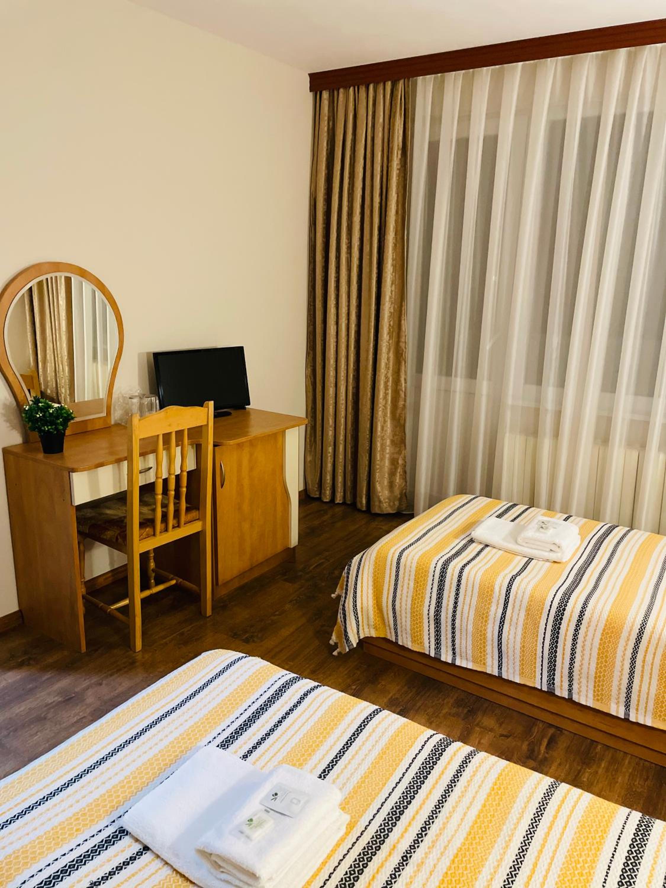 Twin Room with Balcony - Photo 2