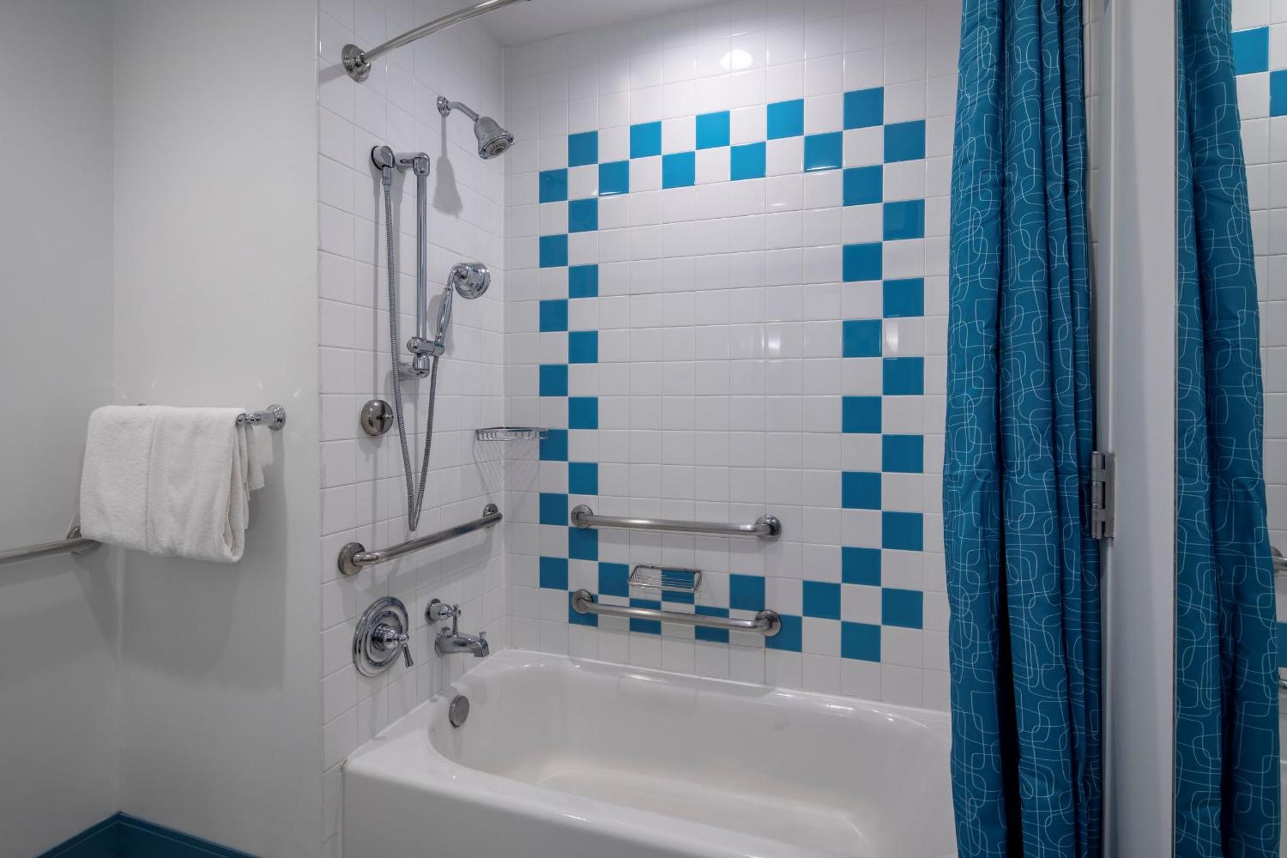 Family Suite with ADA Tub Mobility Accessible - Exterior Entry (Includes Early Park Admission) thumbnail 6