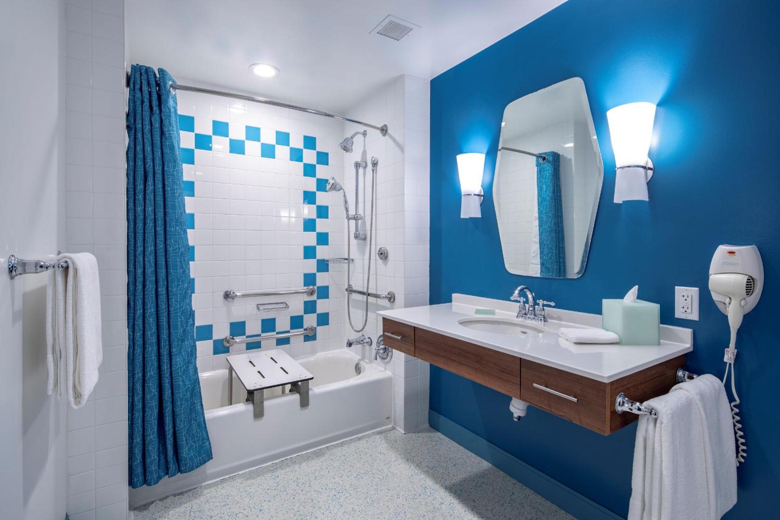Family Suite with ADA Tub Mobility Accessible - Exterior Entry (Includes Early Park Admission) thumbnail 5