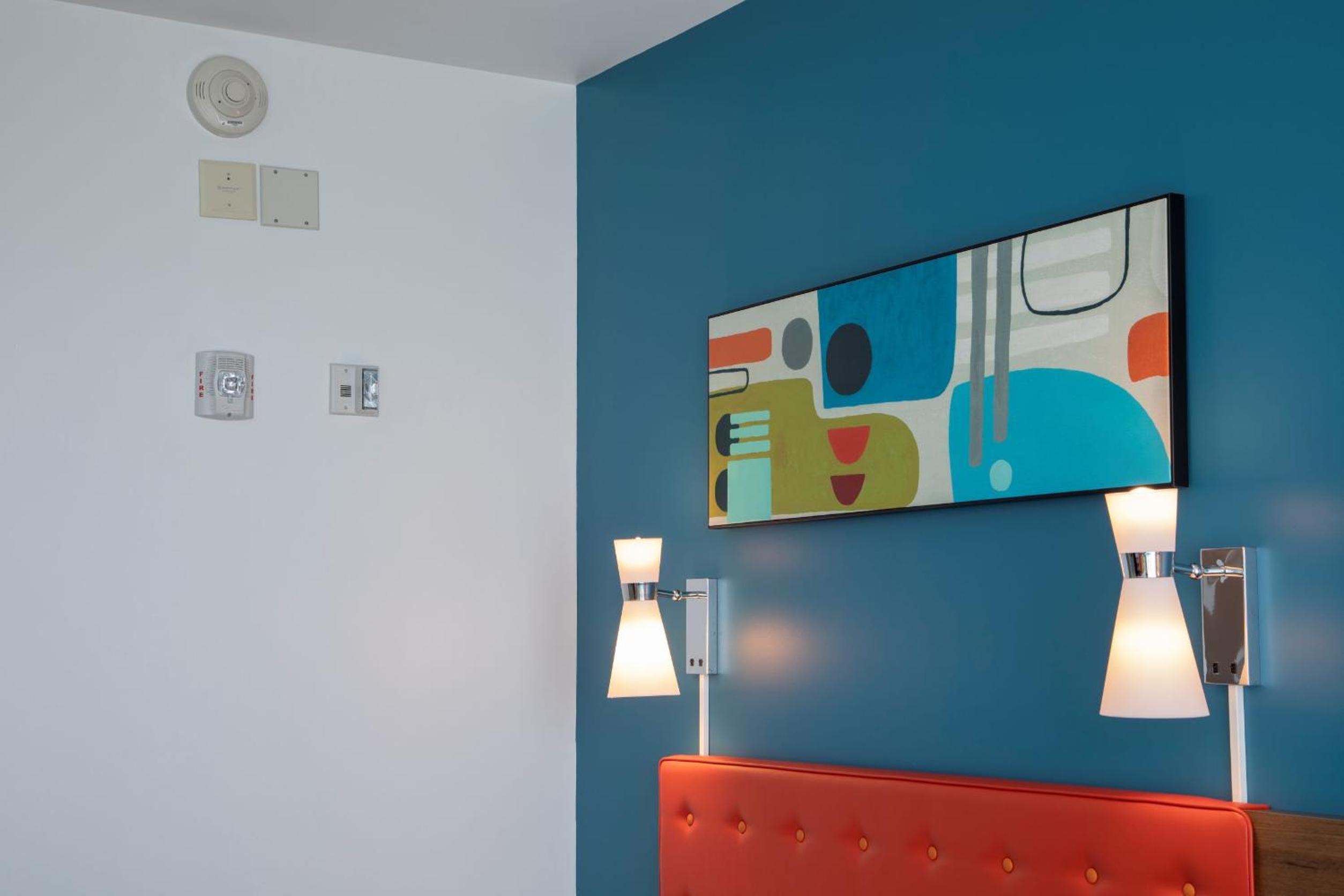 Family Suite Hearing Accessible - Exterior Entry (Includes Early Park Admission)