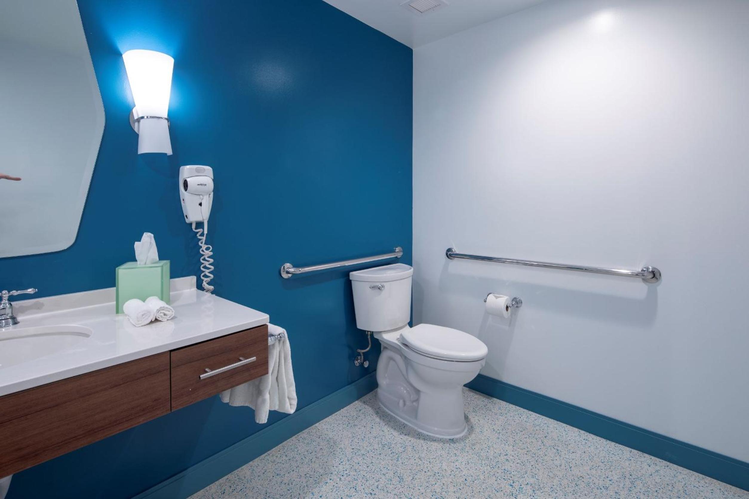 Family Suite with ADA Tub Mobility Accessible - Exterior Entry (Includes Early Park Admission)