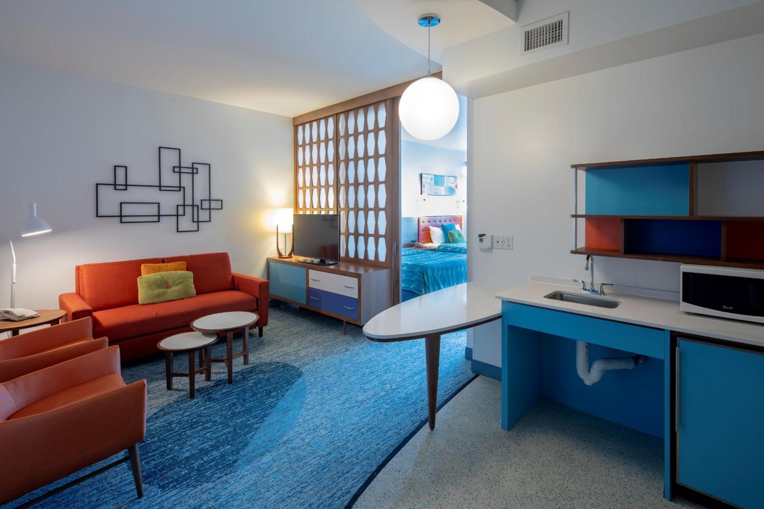 Family Suite with ADA Tub Mobility Accessible - Exterior Entry (Includes Early Park Admission)