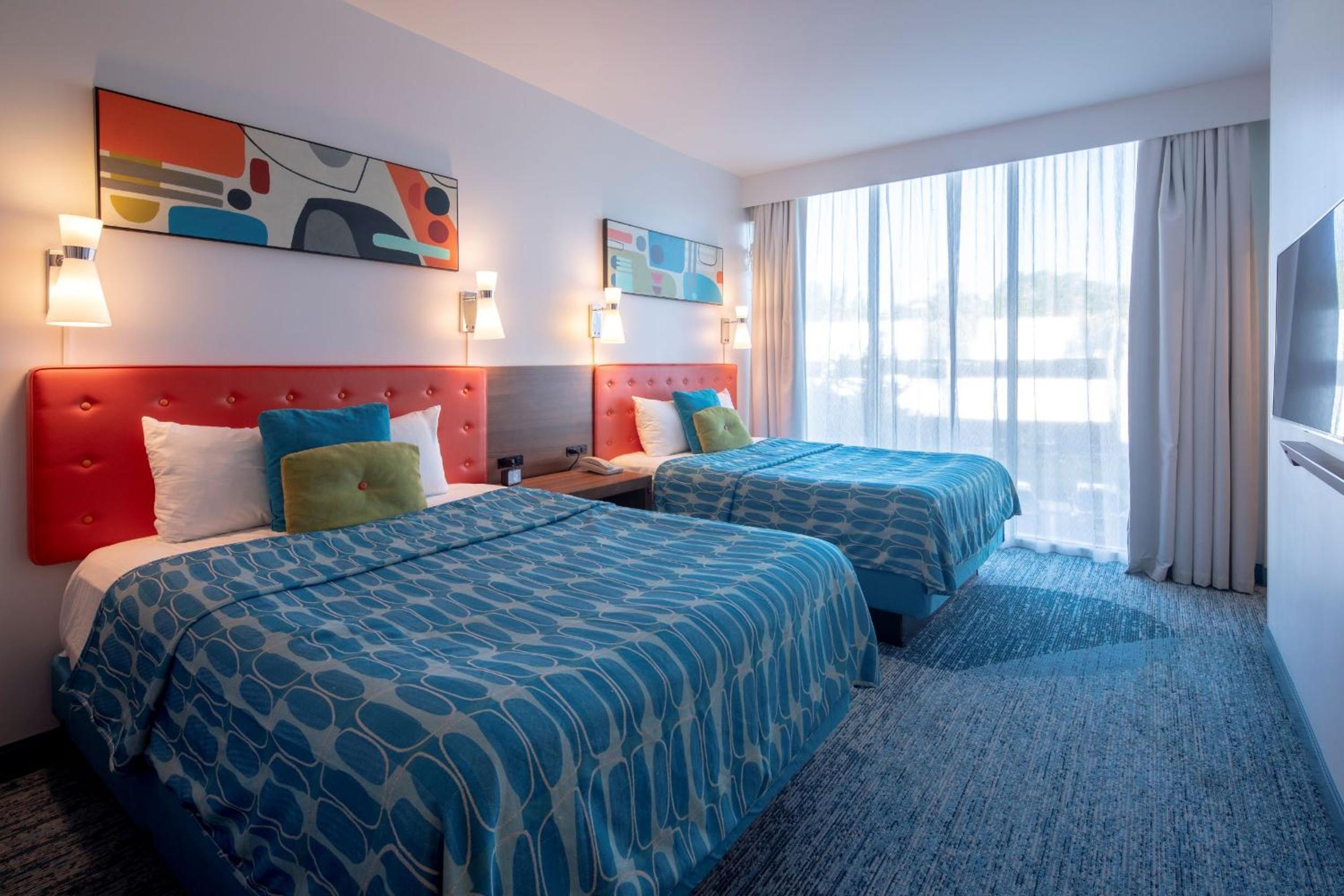 Family Suite with ADA Tub Mobility Accessible - Exterior Entry (Includes Early Park Admission)