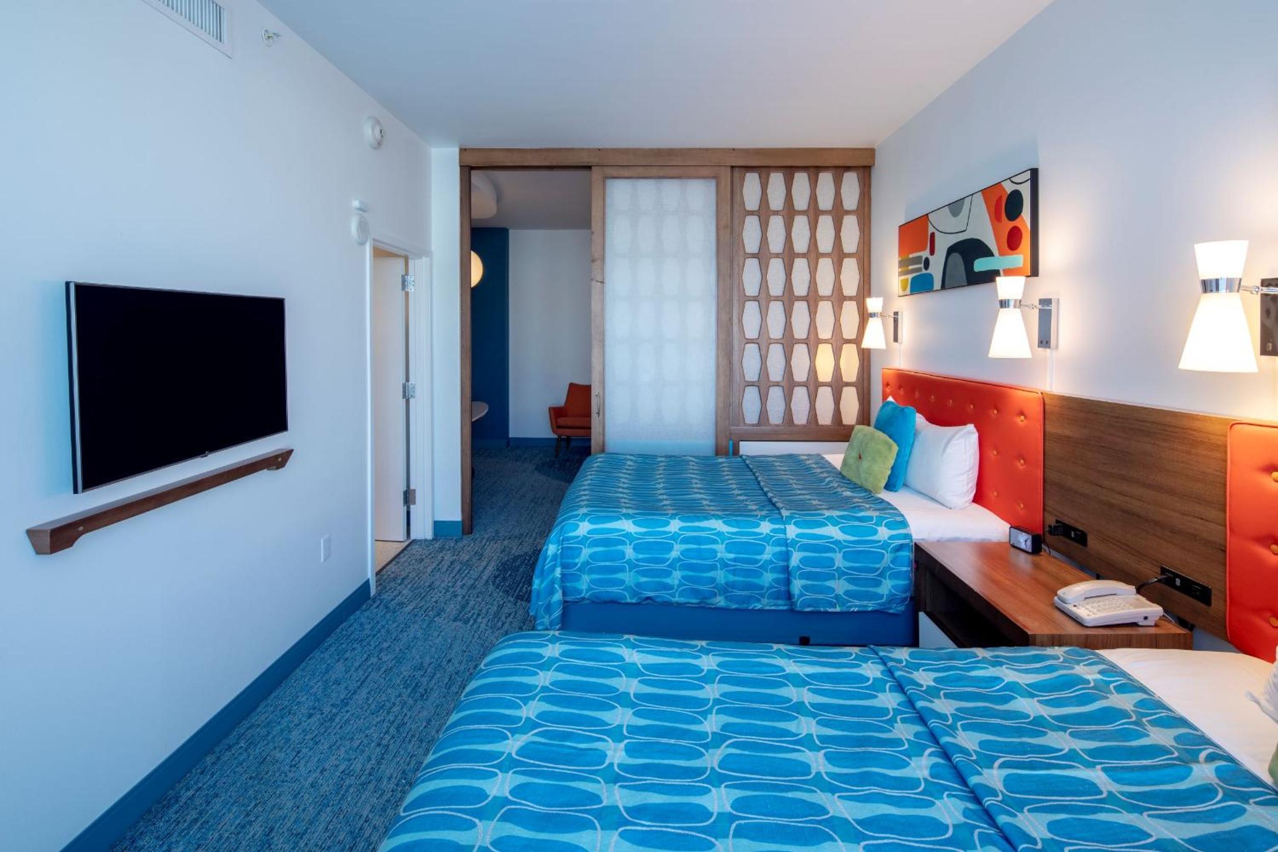Family Suite with ADA Tub Mobility Accessible - Exterior Entry (Includes Early Park Admission)