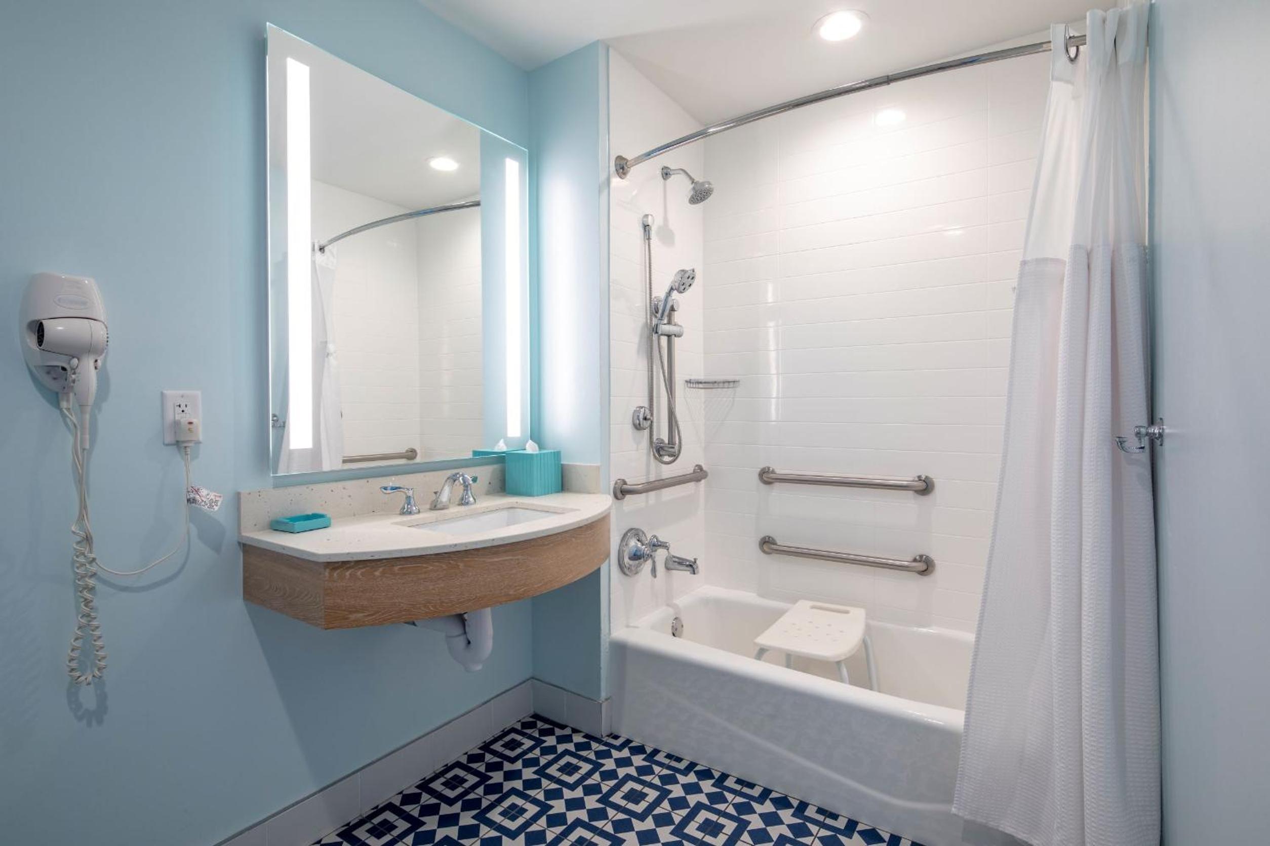 Two -Bedroom Suite with ADA Tub Mobility Accessible (Includes Early Park Admission) photo 3