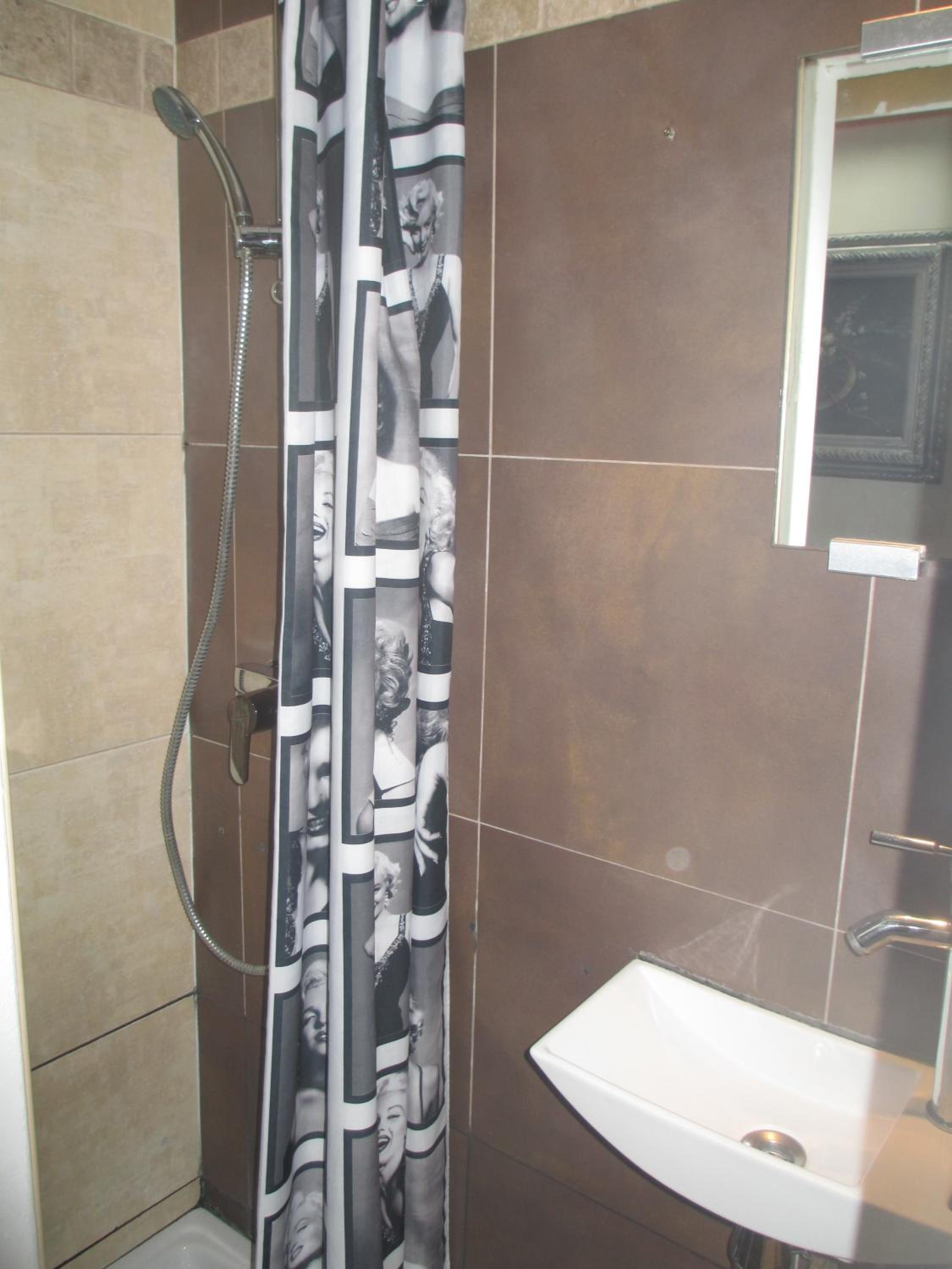 Double Room with Shower (without elevator) photo 3