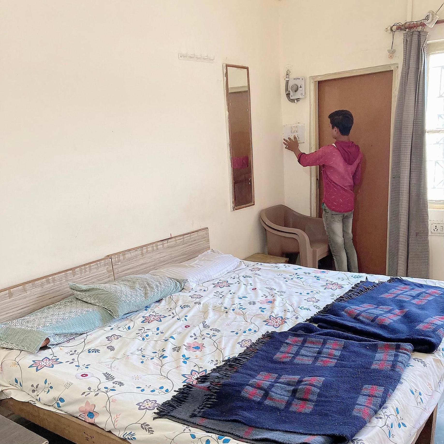 Standard Double Room With Fan - Photo 2