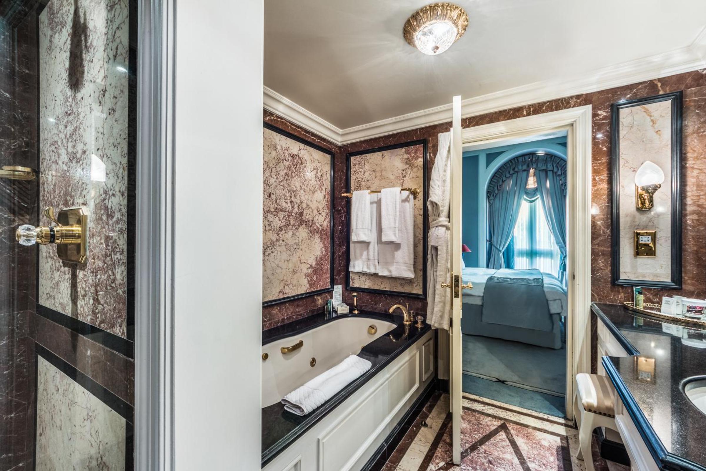Deluxe King Room photo 2