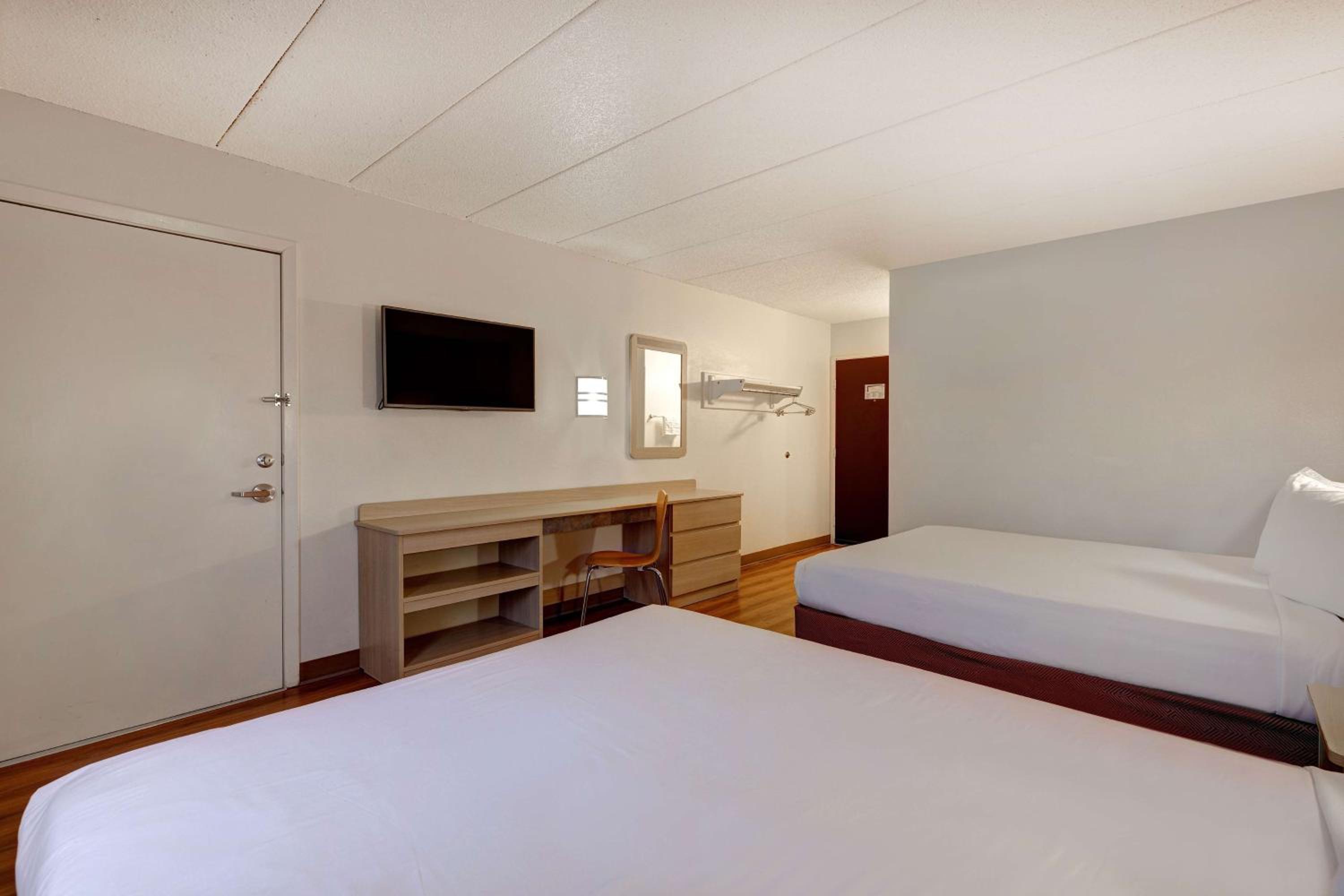 Queen Room with Two Queen Beds - Smoking