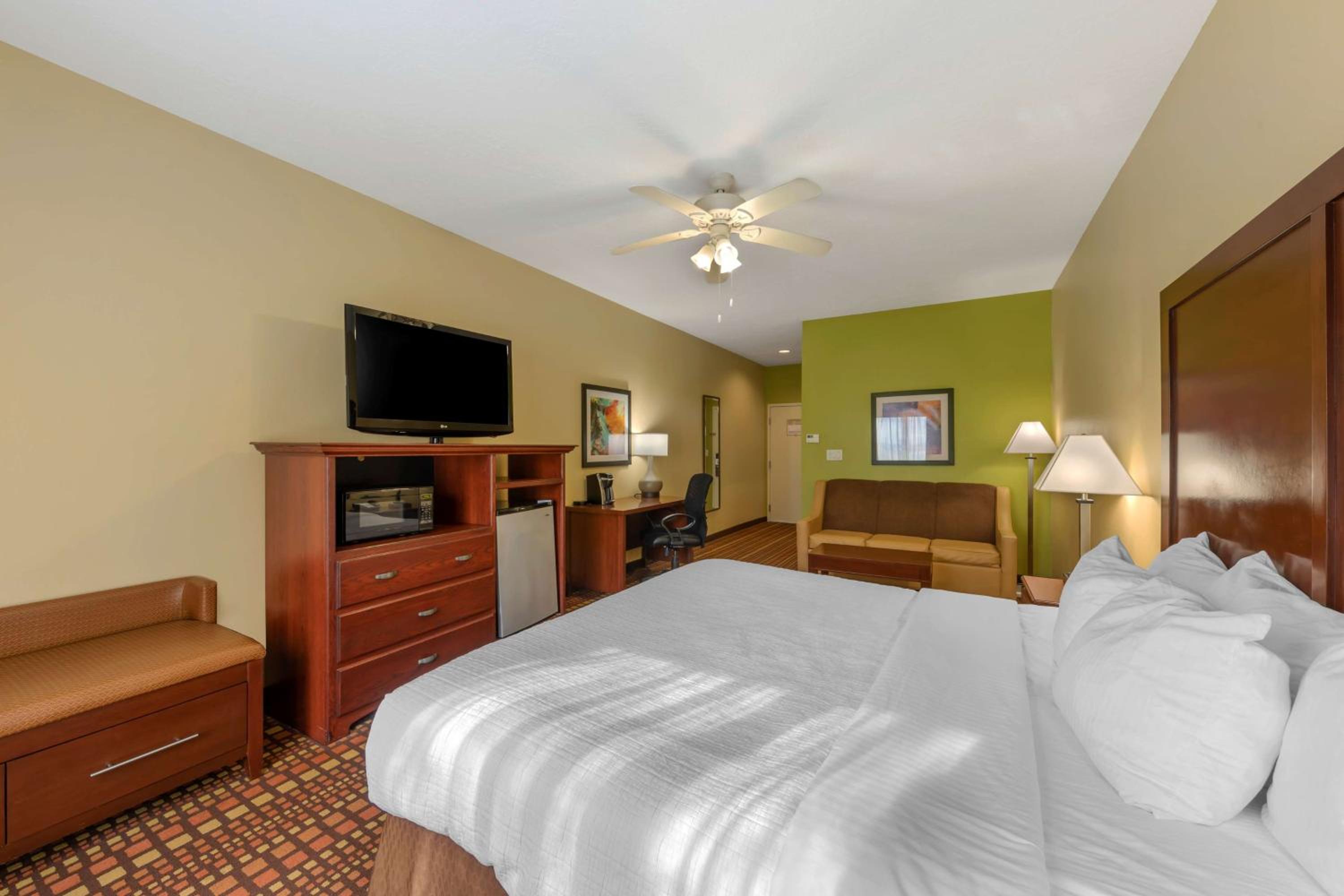 King Room with Sofa Bed - Non-Smoking - Photo 2