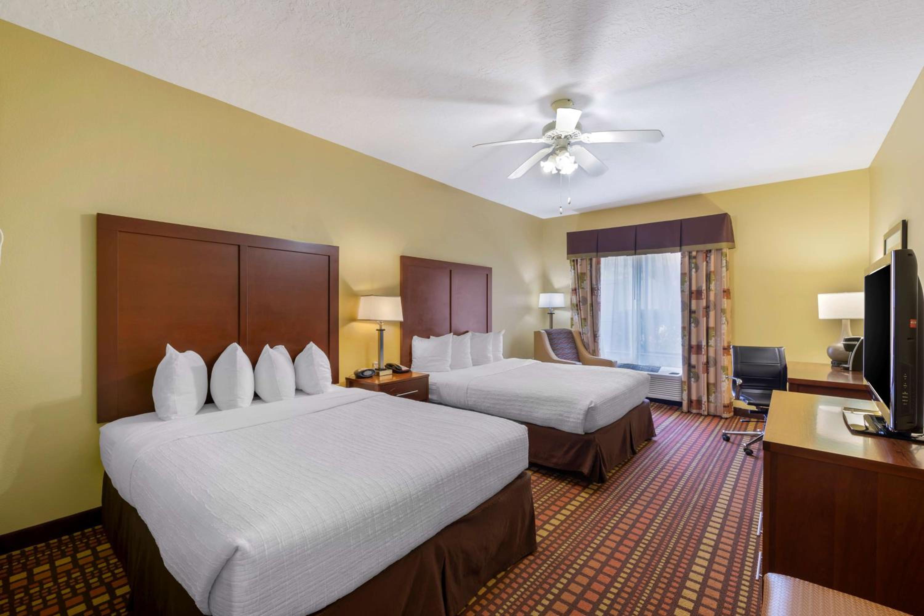 Queen Room with Two Queen Beds - Disability Access/Bath Tub - Photo 1