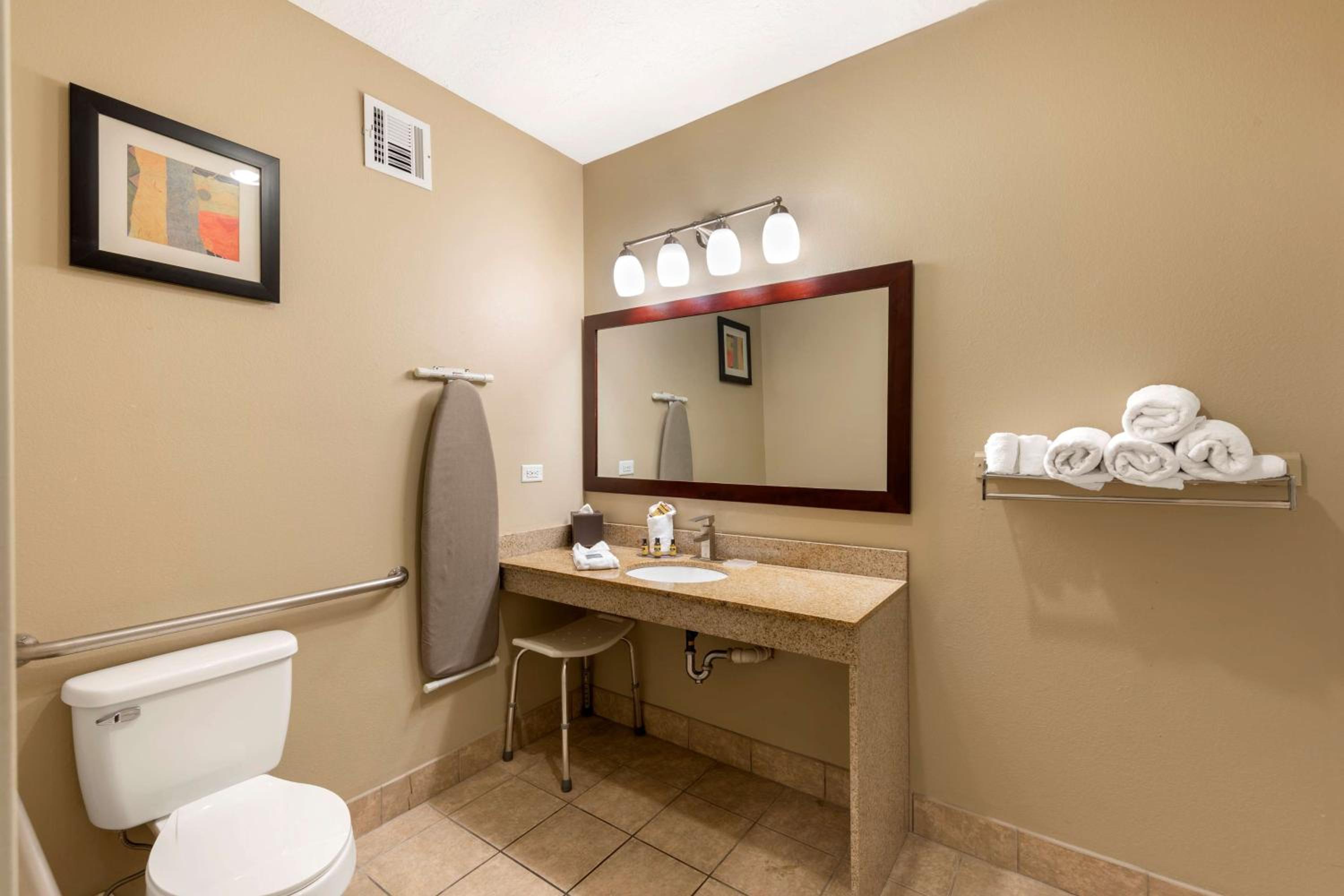 Queen Room with Two Queen Beds - Disability Access/Bath Tub - Photo 3