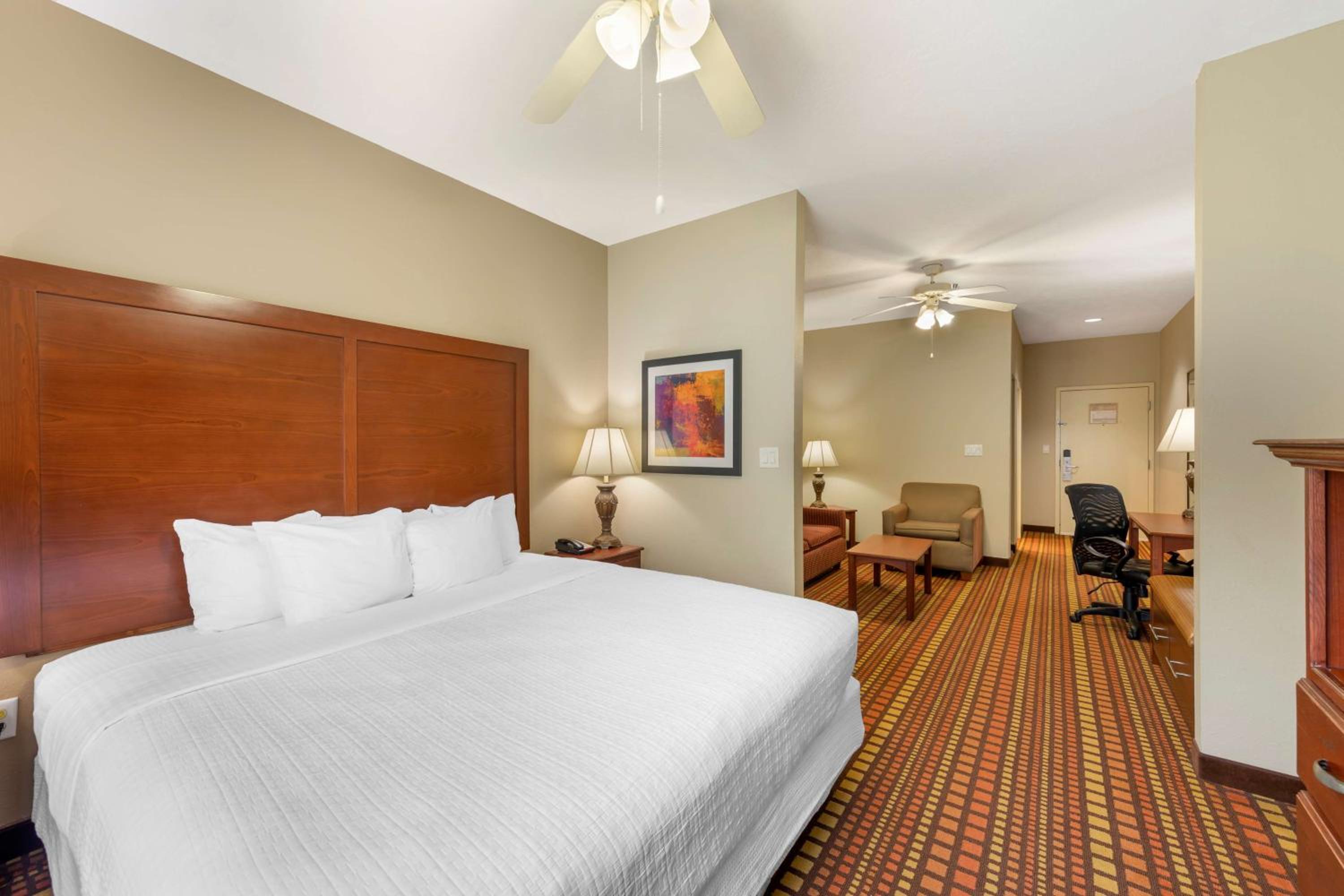 King Suite - Non-Smoking - Photo 2