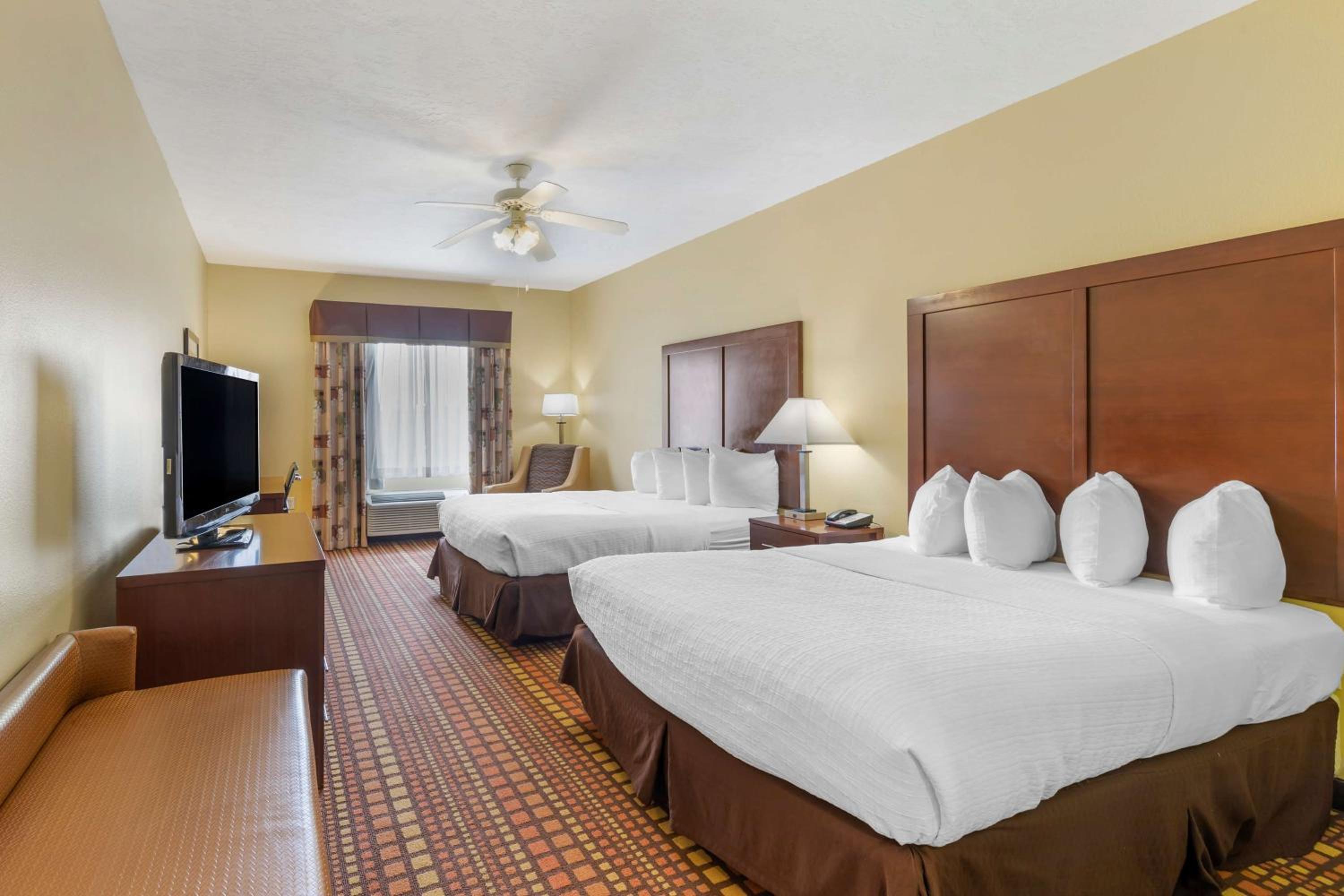 Queen Room with Two Queen Beds - Non-Smoking - Photo 1
