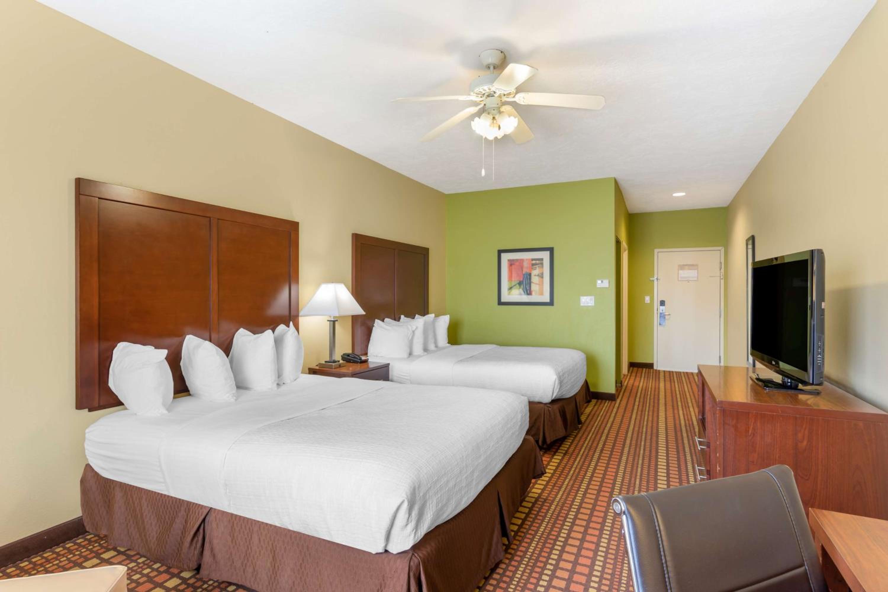 Queen Room with Two Queen Beds - Non-Smoking - Photo 3