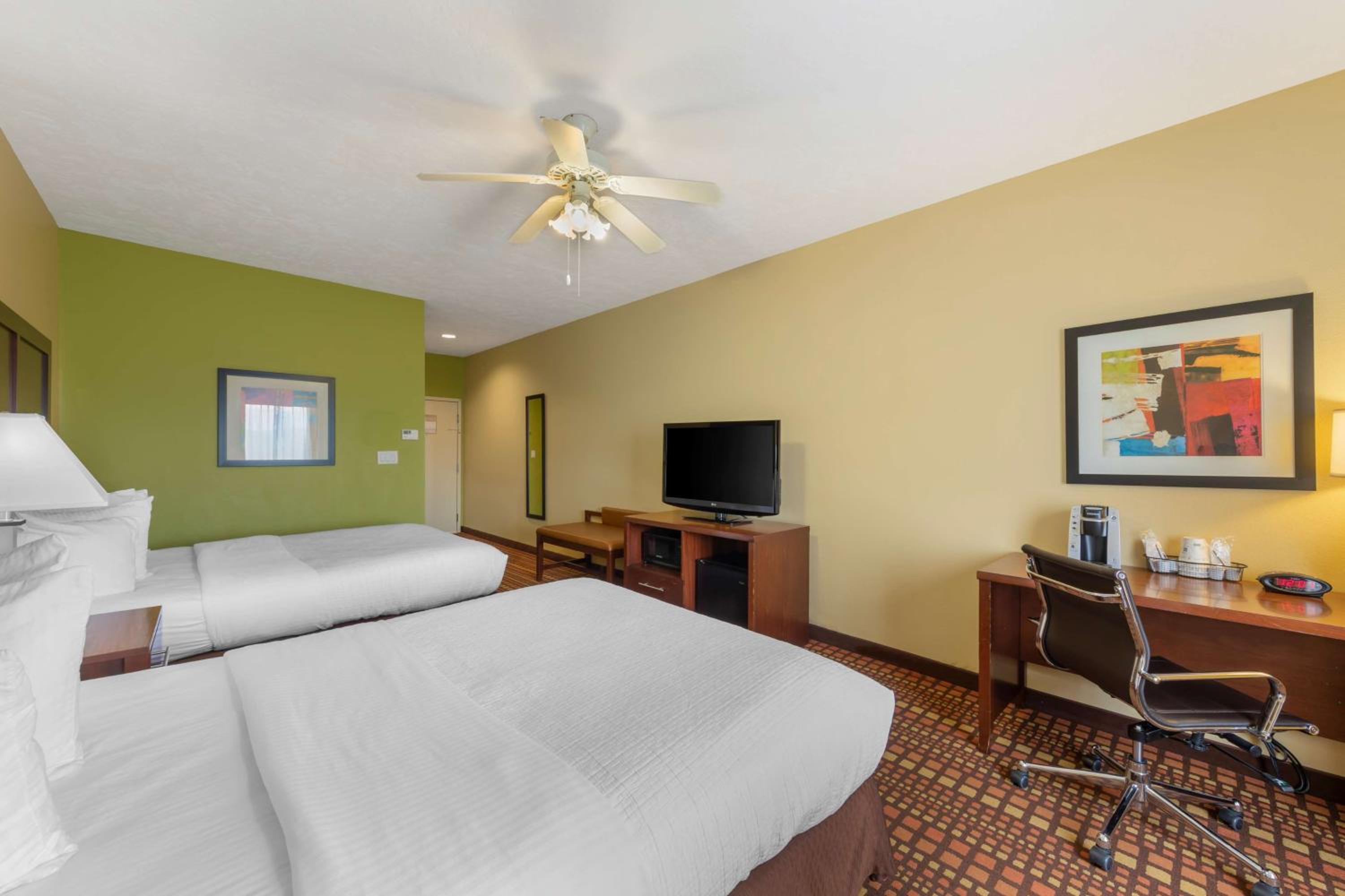 Queen Room with Two Queen Beds - Non-Smoking - Photo 4