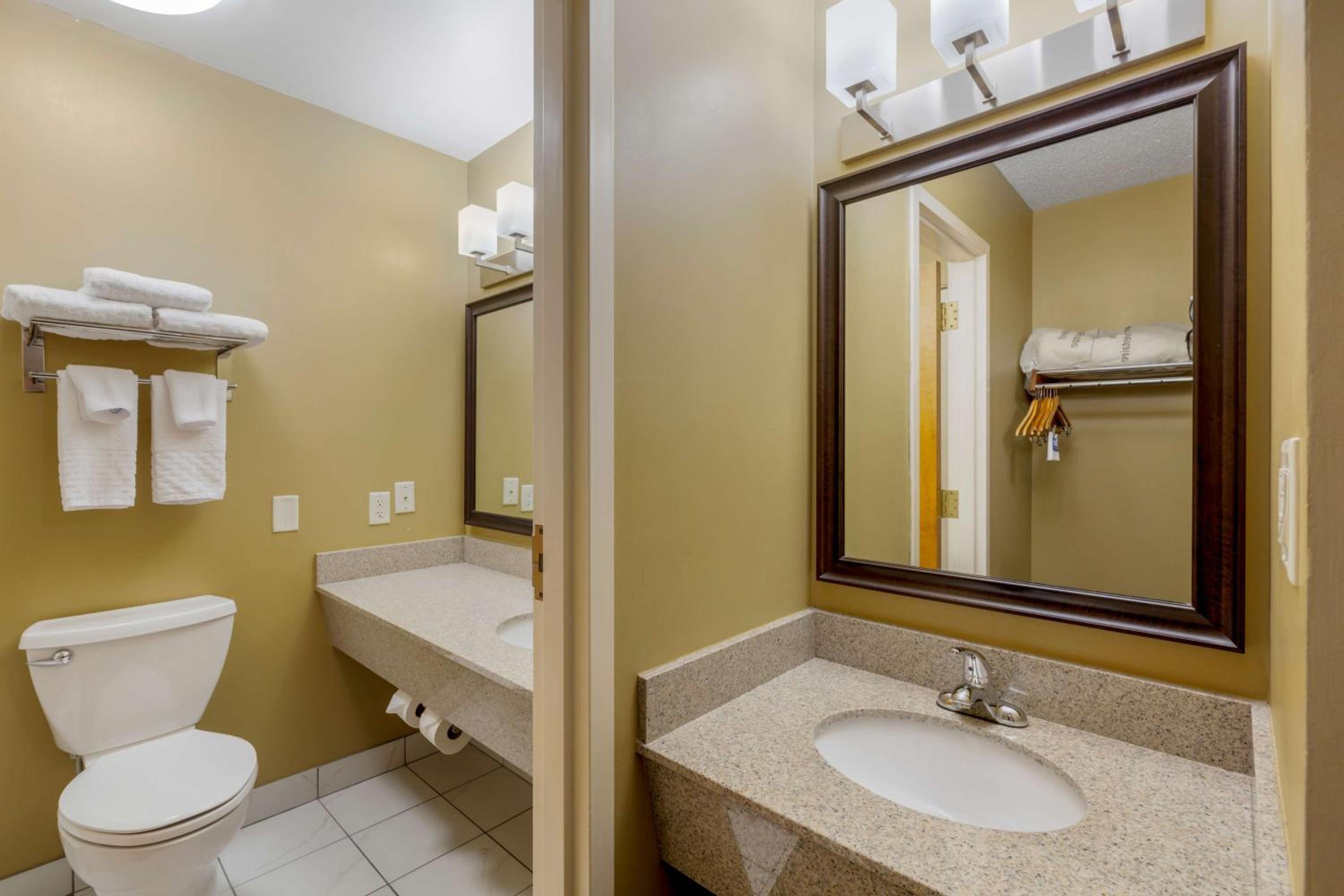Queen Room with Two Queen Beds - Non-Smoking/Interior Entrance photo 2
