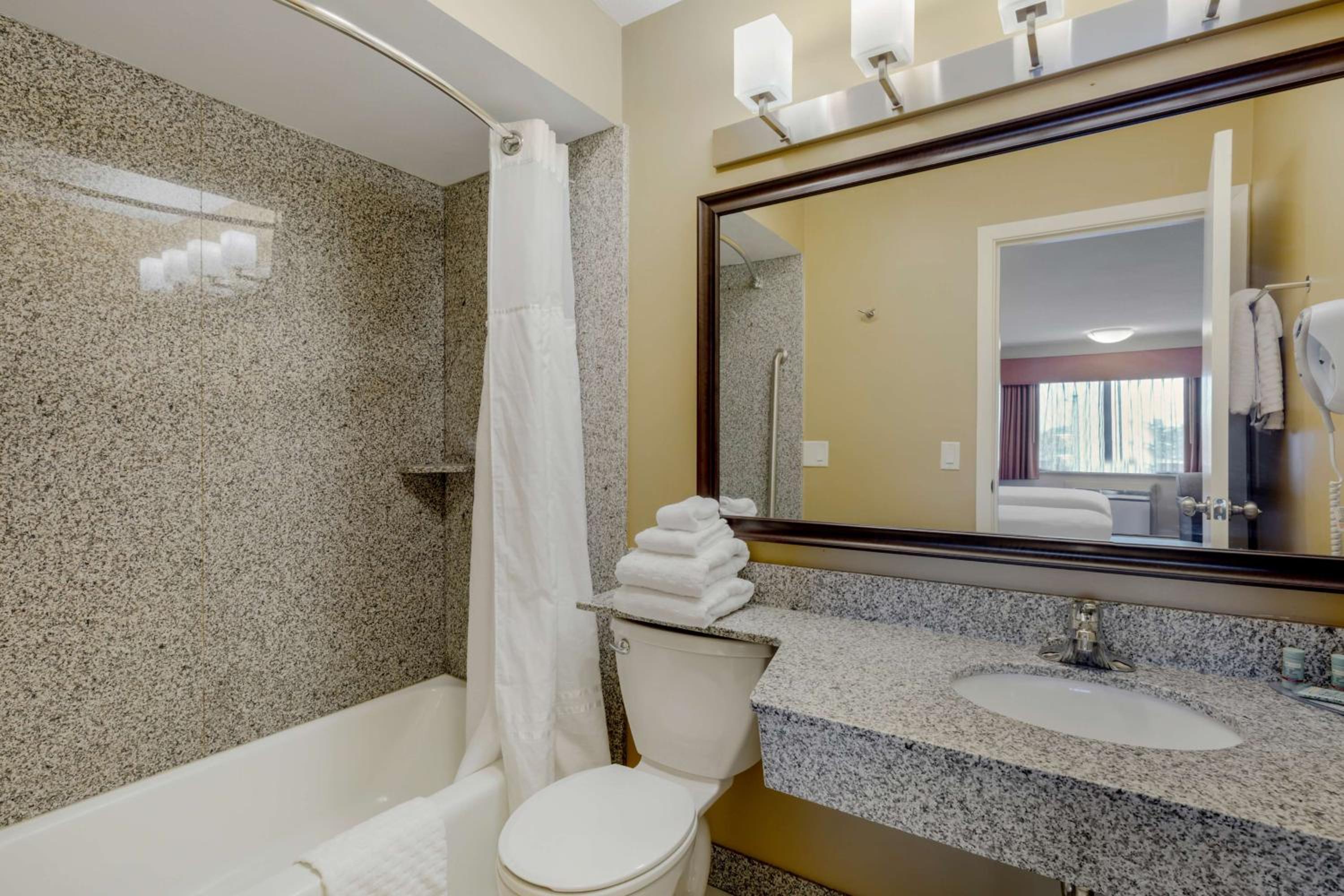 Queen Room with Two Queen Beds - Non-Smoking/Exterior Access photo 3