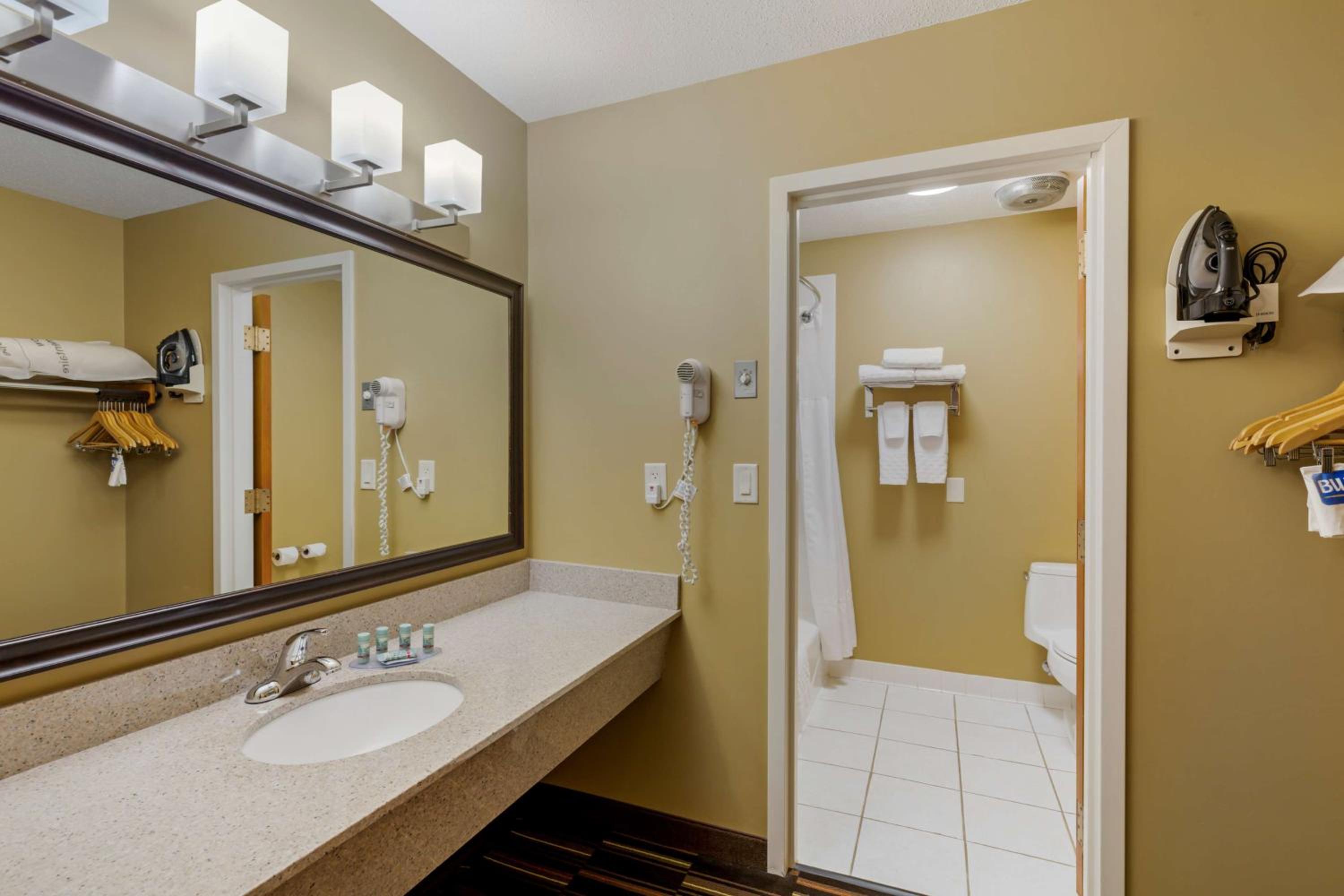 King Room with Bath Tub - Mobility Accessible/Non-Smoking photo 3