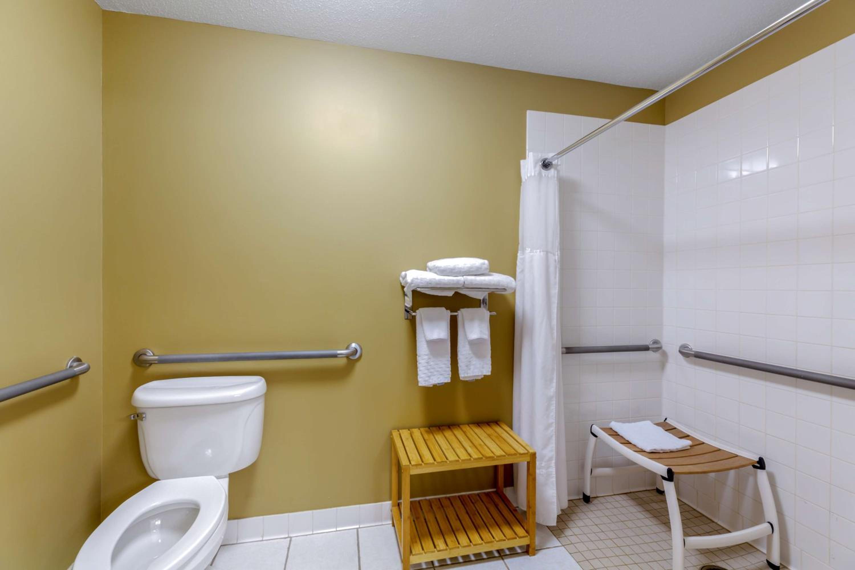 Double Room with Two Double Beds and Roll-In Shower - Disability Access photo 2