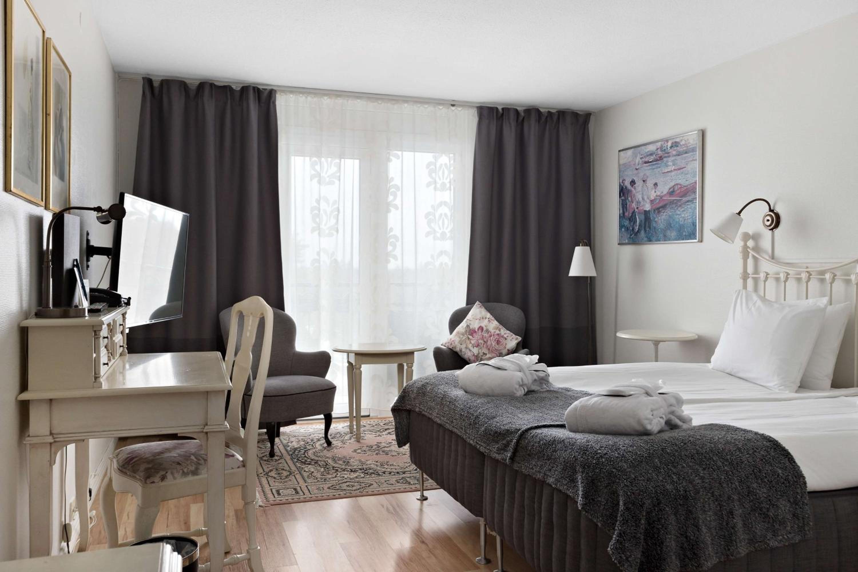 Superior Double Room with Balcony - Non-Smoking - Photo 2