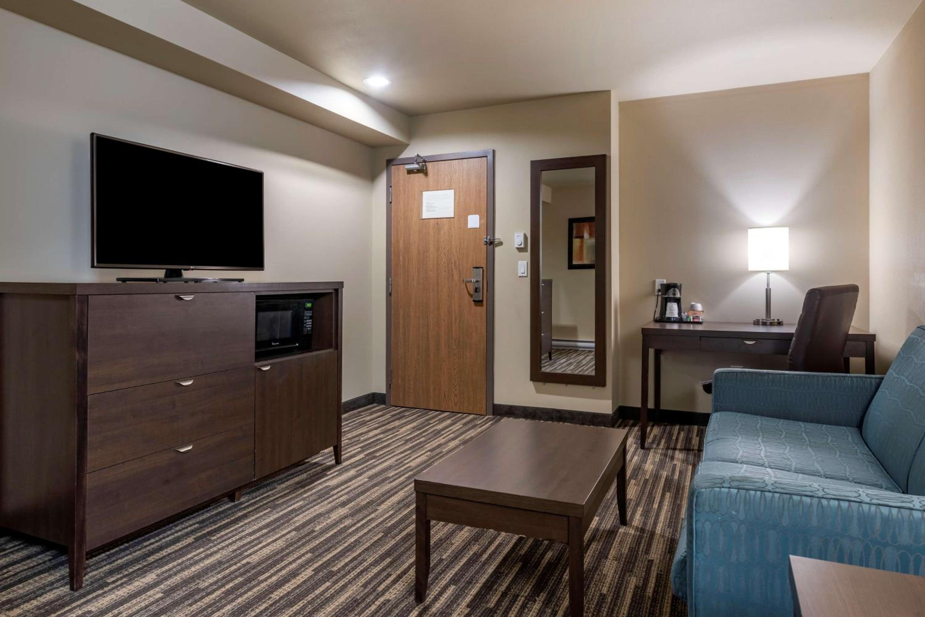 King Suite with Sofa Bed and Living Area - Non-Smoking - Photo 5