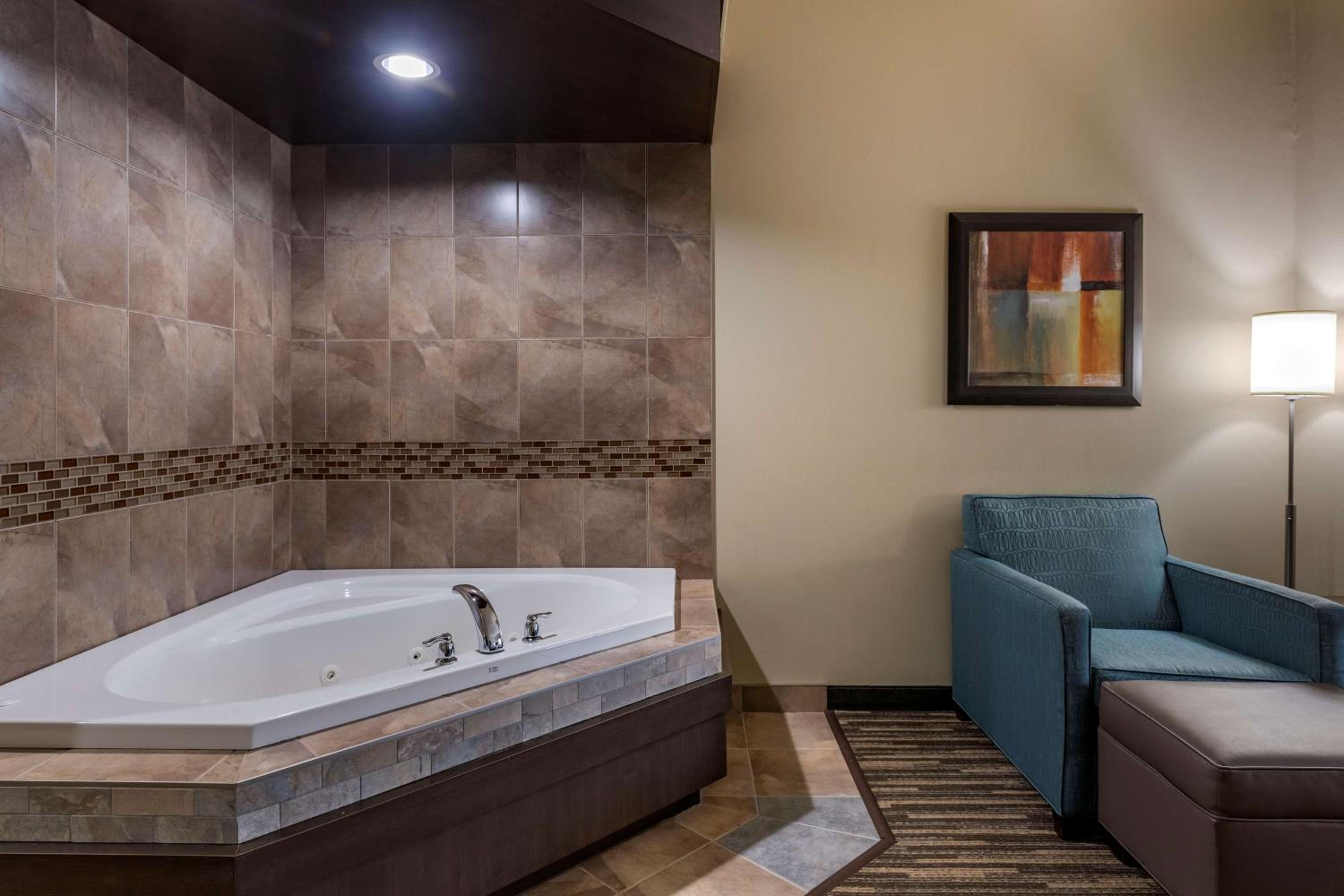 King Suite with Spa Bath - Non-Smoking - Photo 2