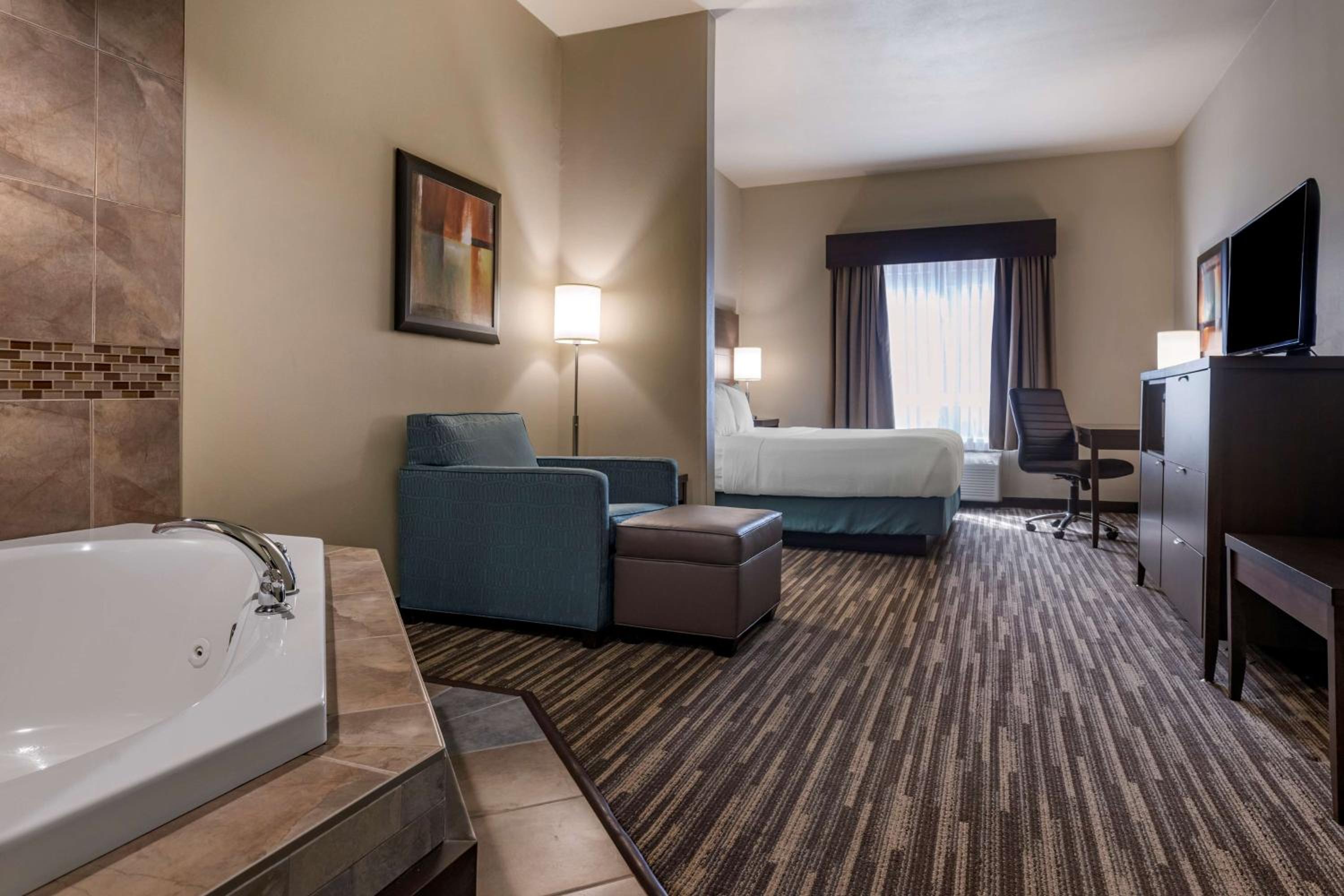 King Suite with Spa Bath - Non-Smoking - Photo 1