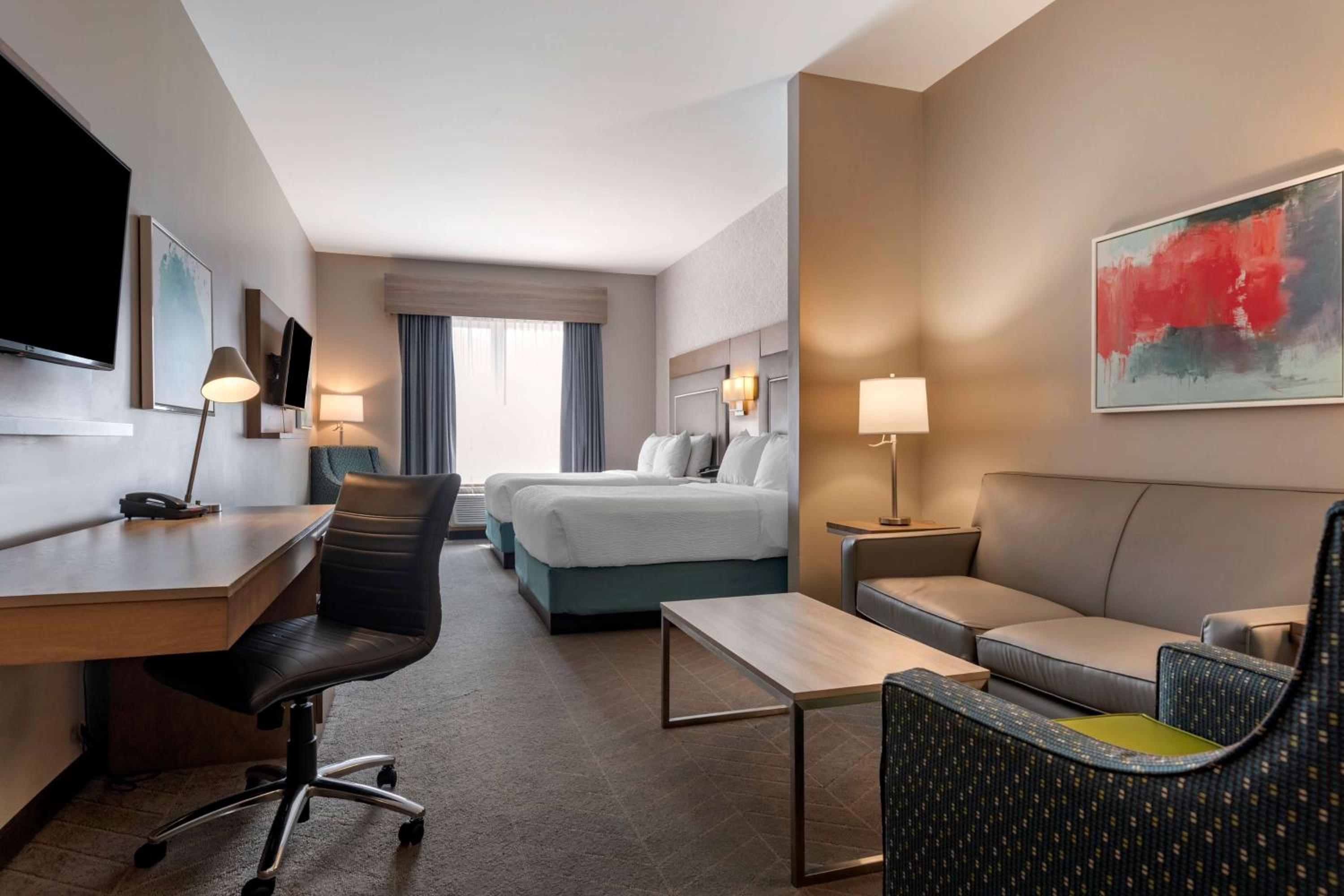 Queen Room with Two Queen Beds, Sofa Bed and Shower - Non-Smoking - Photo 1