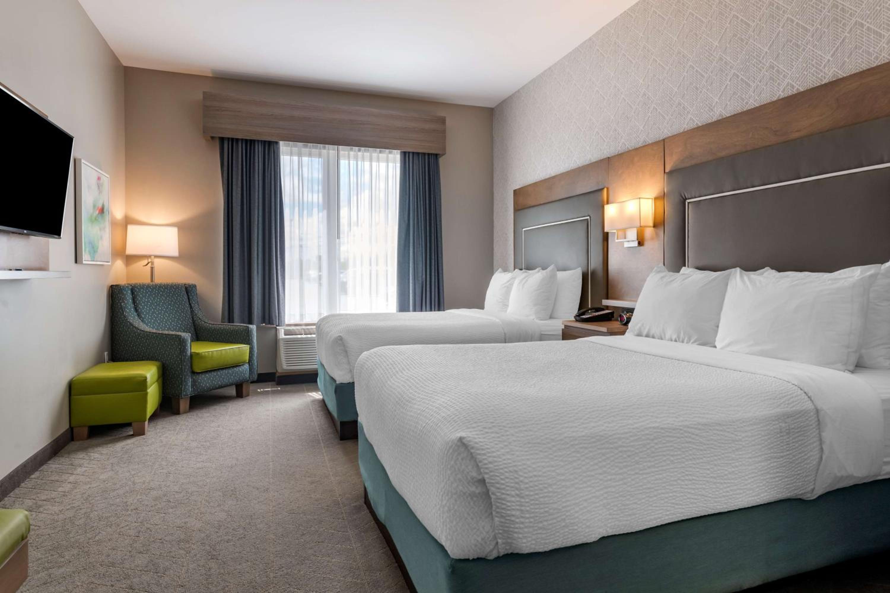 Queen Room with Two Queen Beds, Sofa Bed and Shower - Non-Smoking - Photo 2