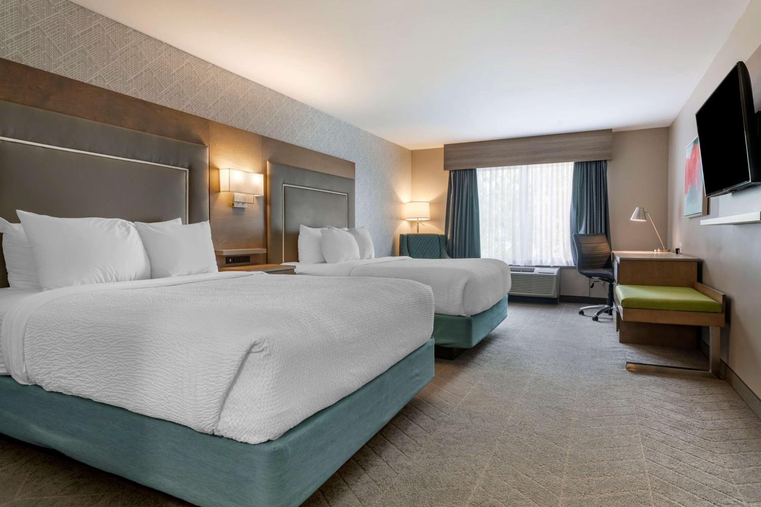 Queen Room with Two Queen Beds, Sofa Bed and Shower - Non-Smoking - Photo 4