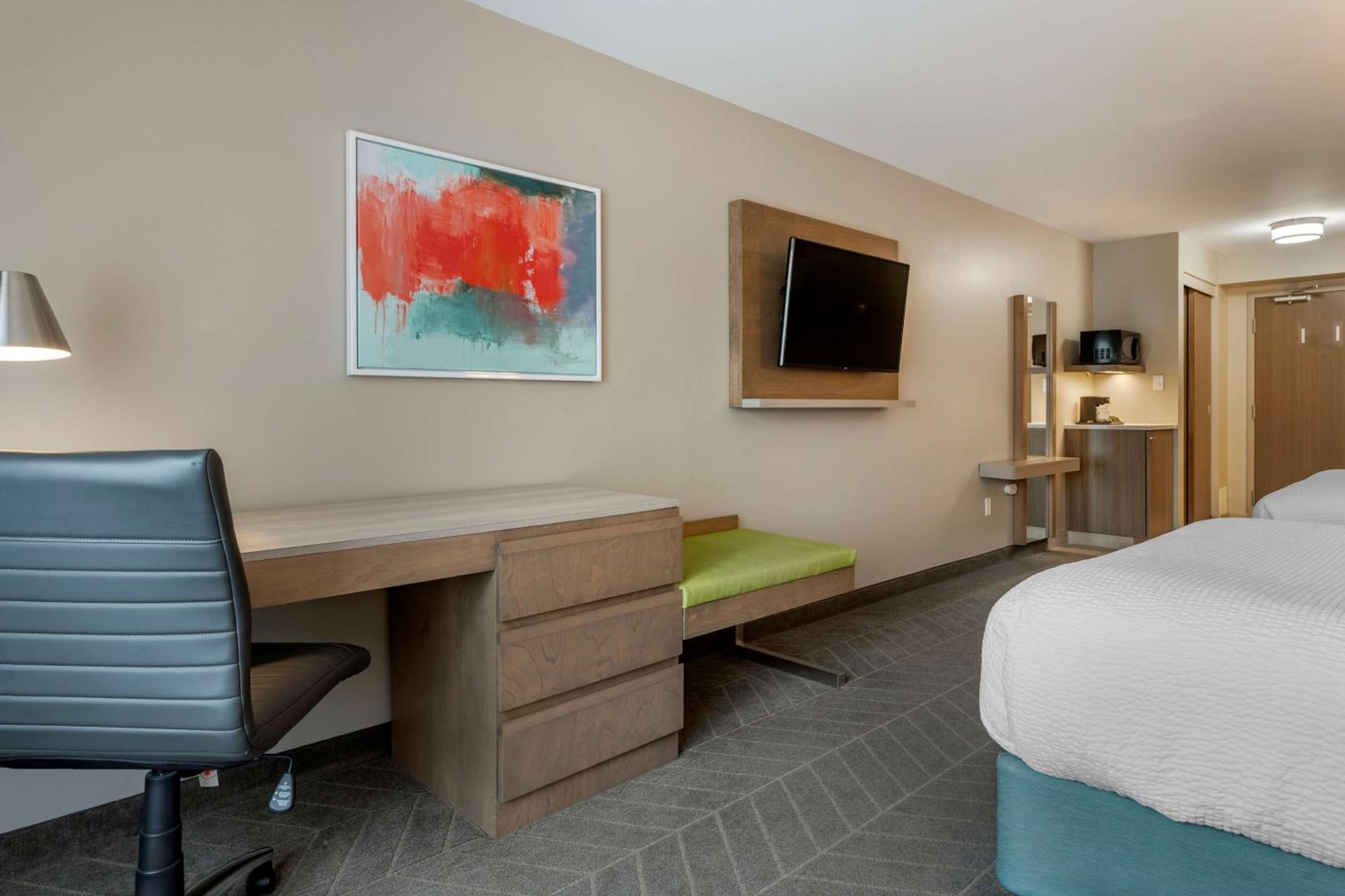 Queen Room with Two Queen Beds - Non-Smoking - Photo 4